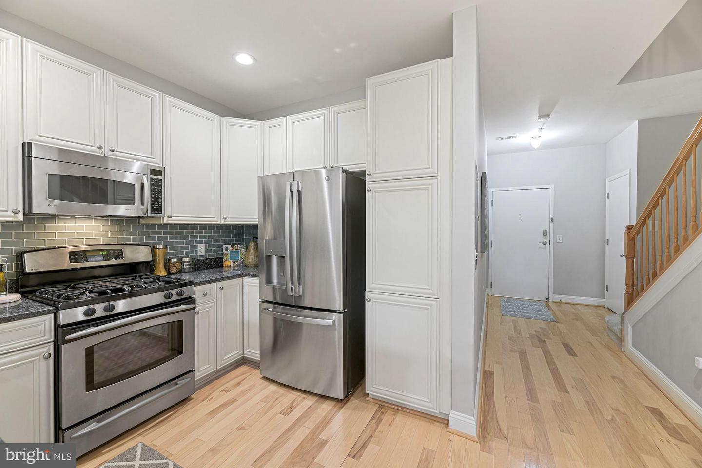 1633 N COLONIAL TERRACE Unit: 211