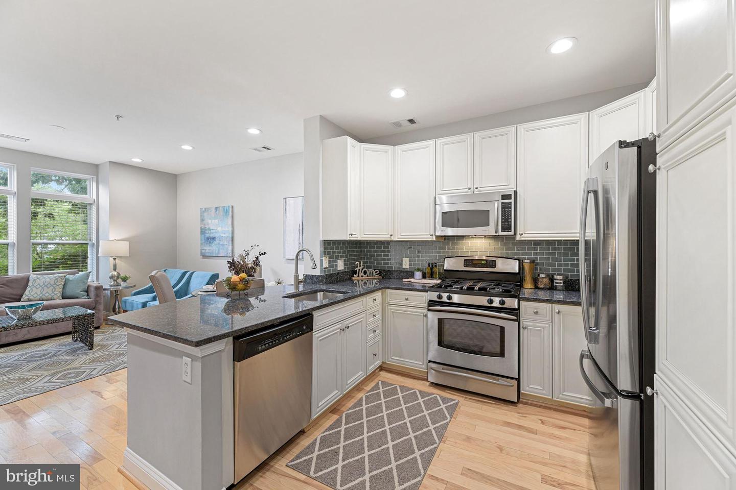 1633 N COLONIAL TERRACE Unit: 211