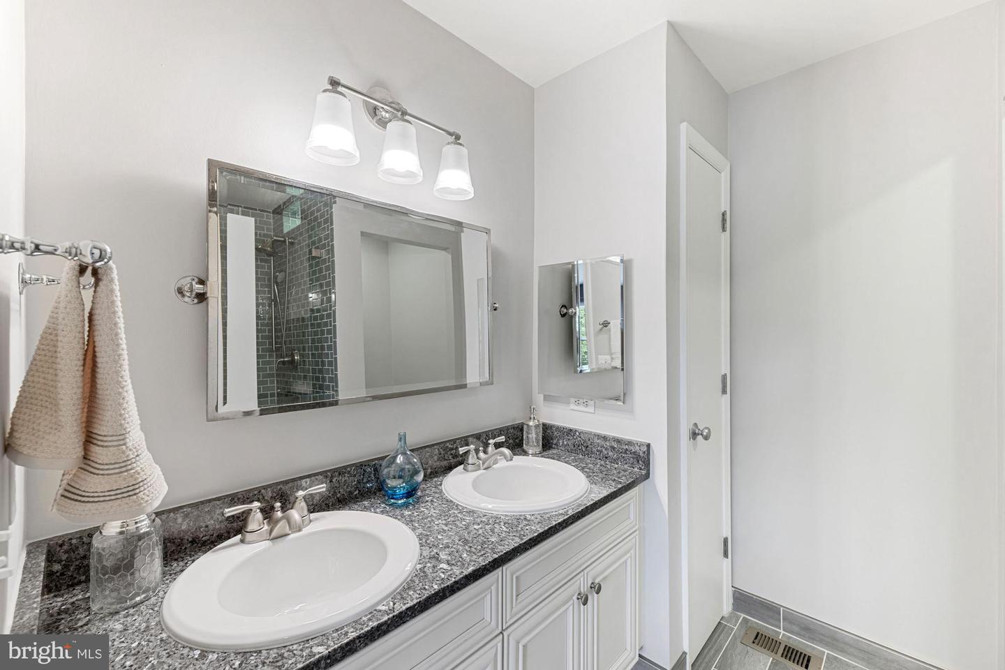1633 N COLONIAL TERRACE Unit: 211