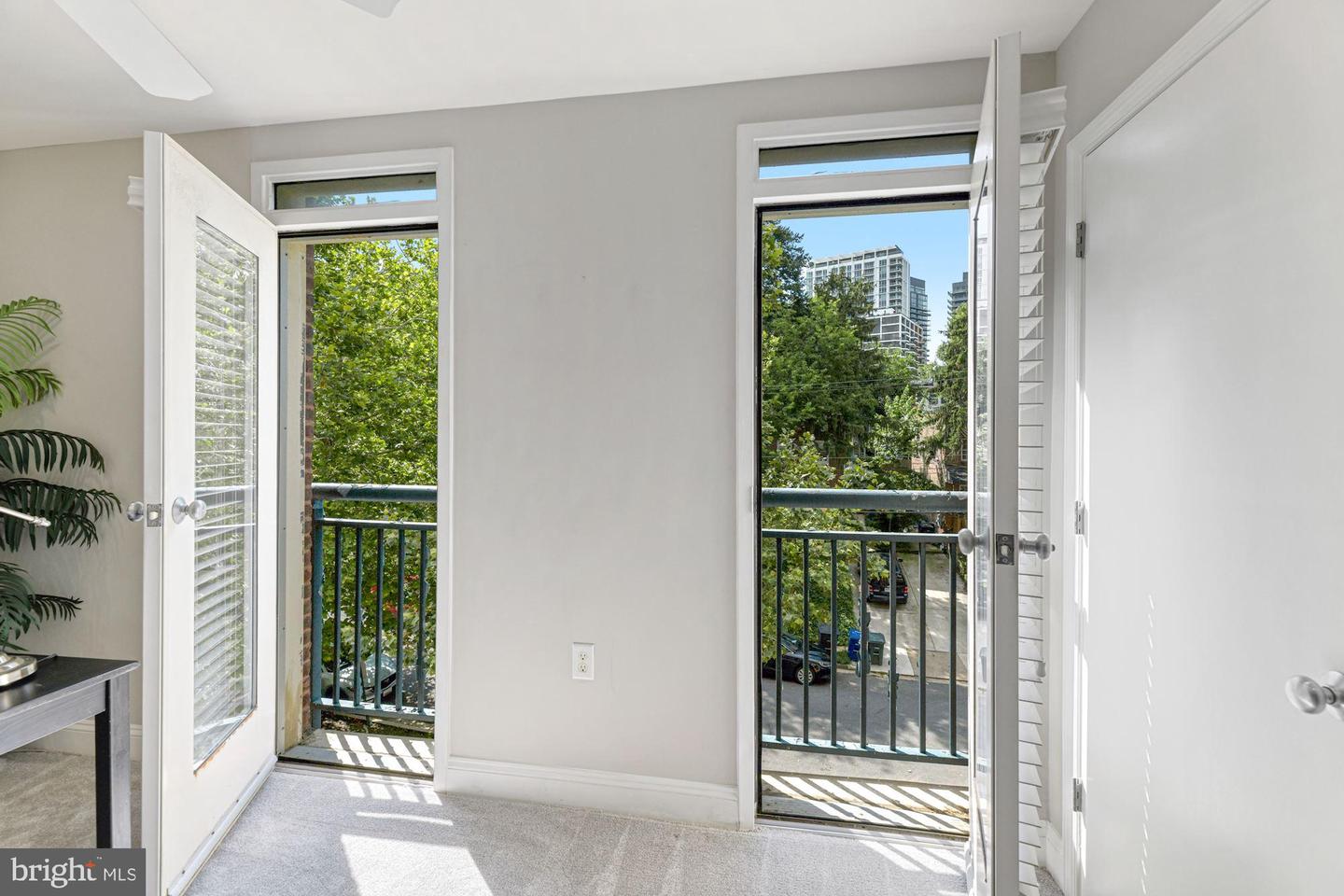 1633 N COLONIAL TERRACE Unit: 211