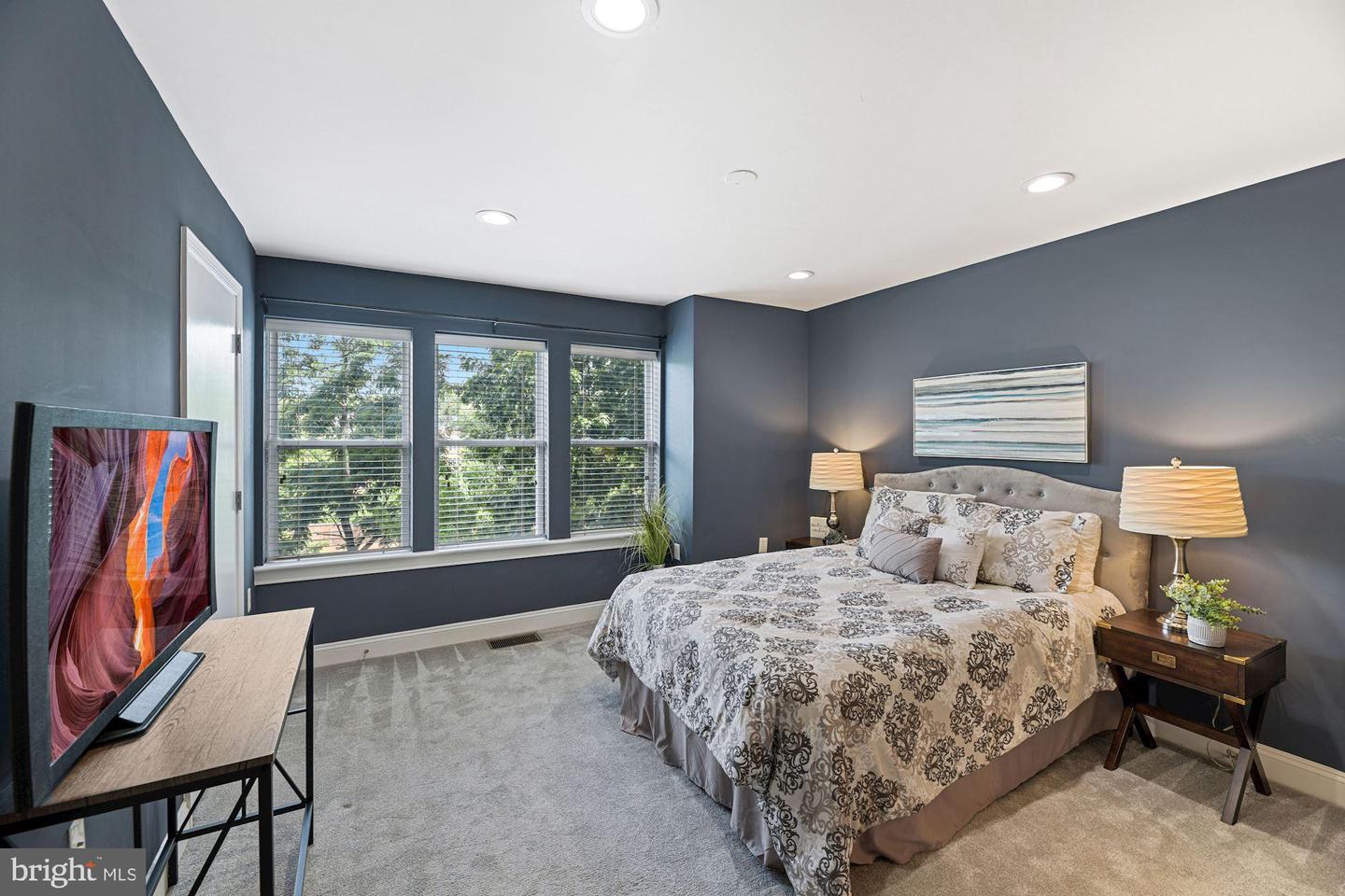 1633 N COLONIAL TERRACE Unit: 211
