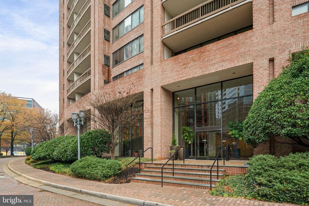 1805 CRYSTAL DR #513S