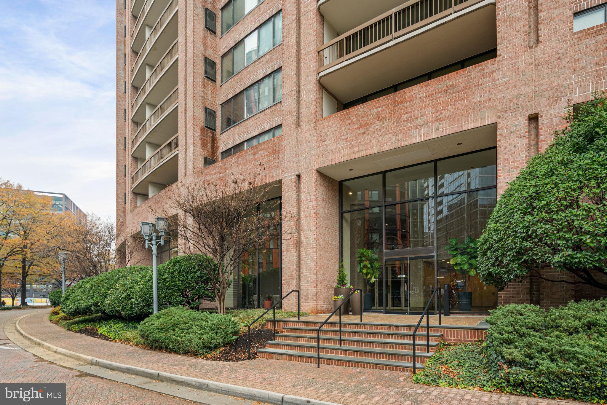 1805 CRYSTAL DR #513S