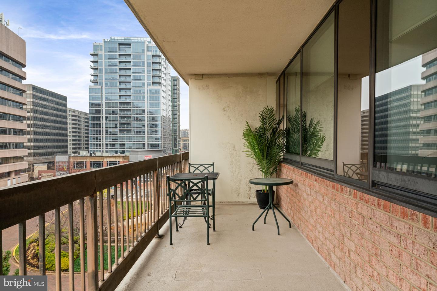 1805 CRYSTAL DR #513S