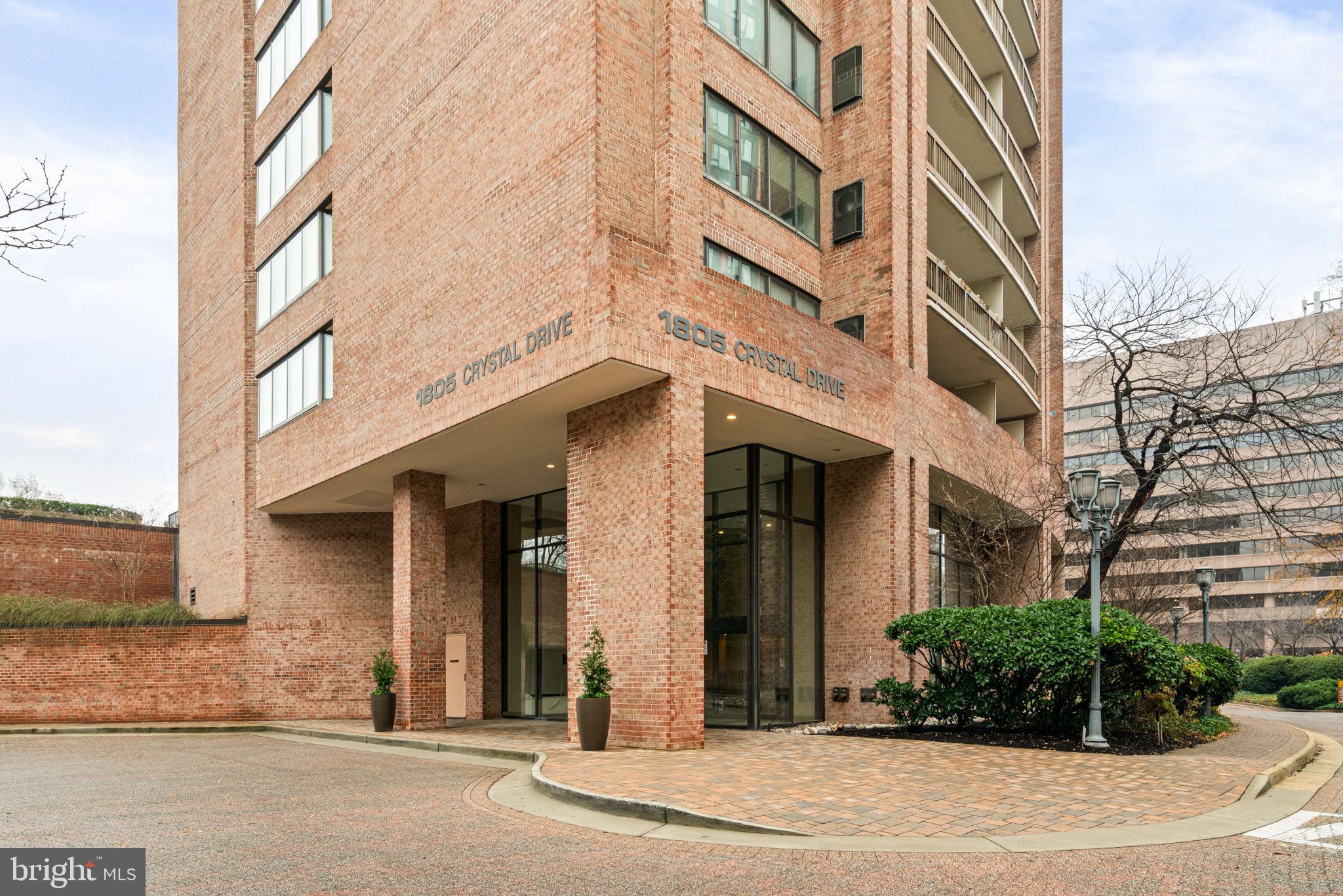 1805 CRYSTAL DR #513S