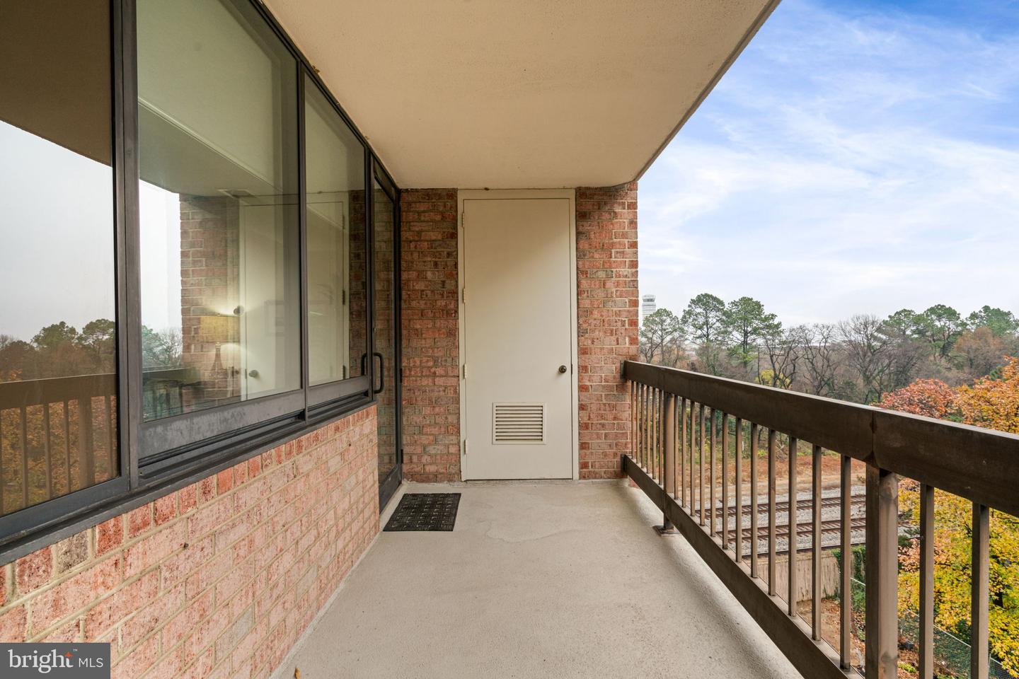 1805 CRYSTAL DR #513S