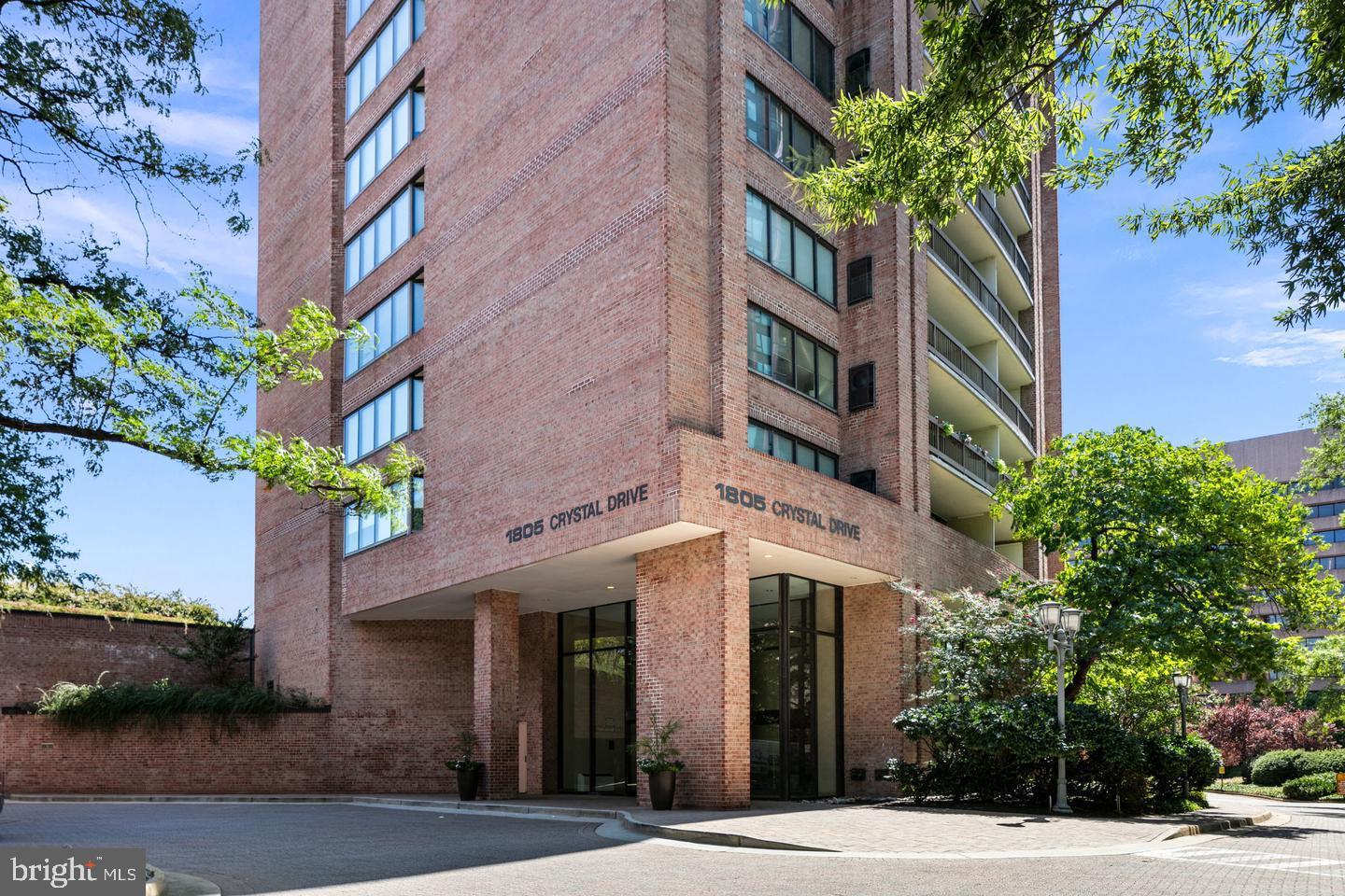 1805 CRYSTAL DR #513S