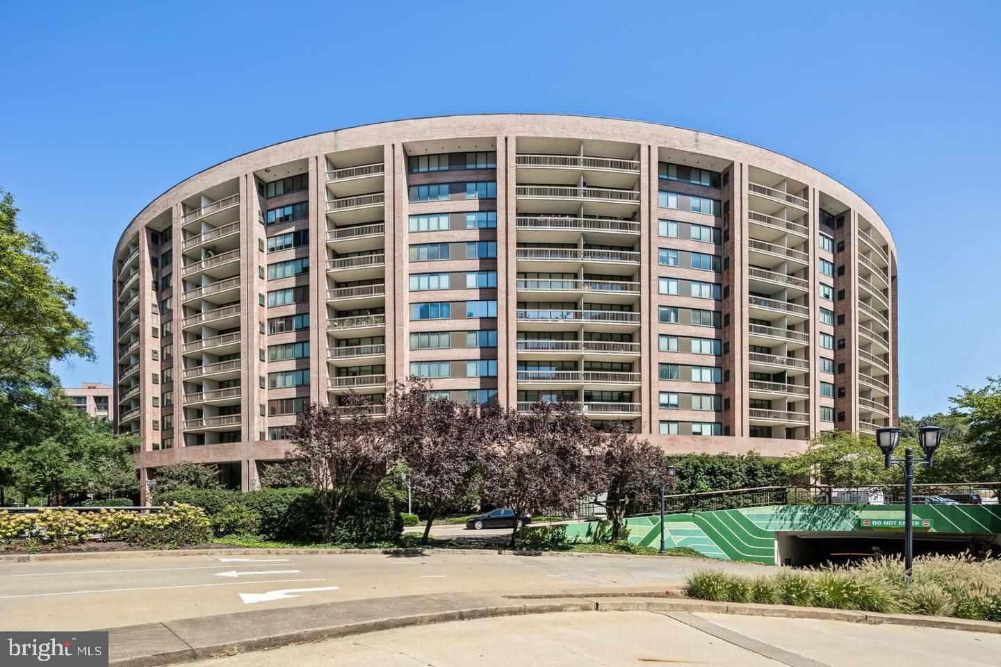 1805 CRYSTAL DR #513S