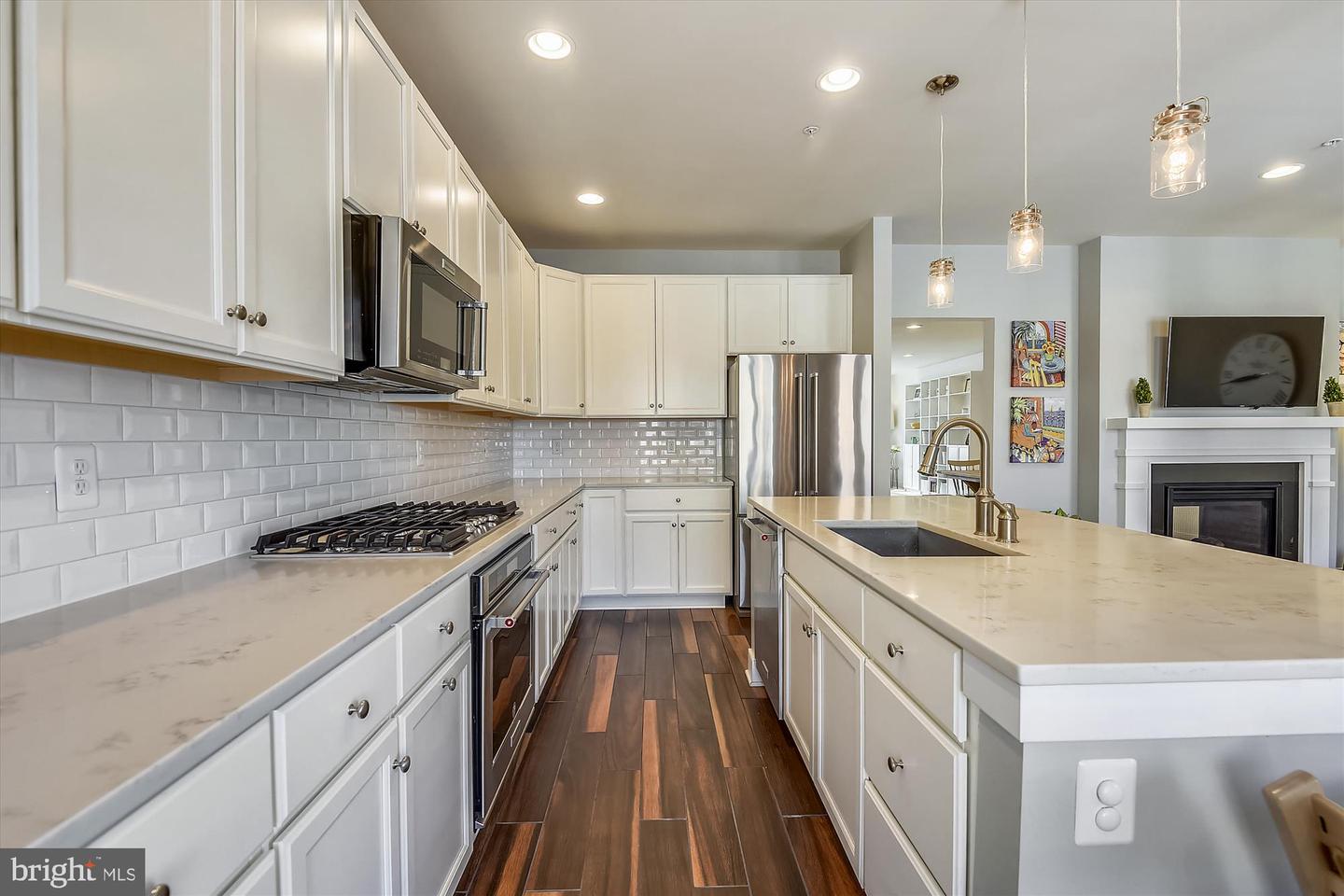 2409 RICHMOND HIGHWAY Unit: 102