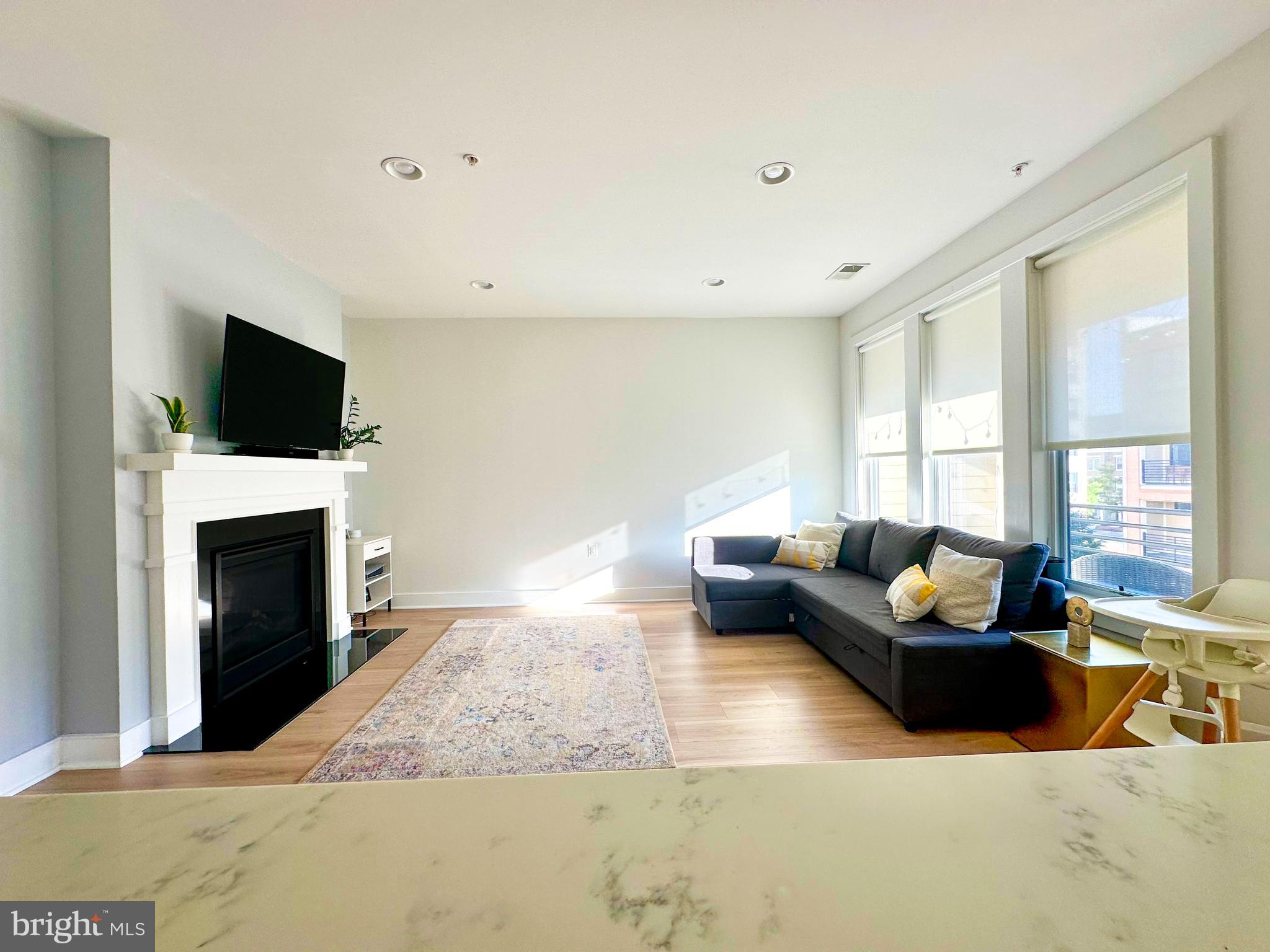 2409 RICHMOND HWY #102