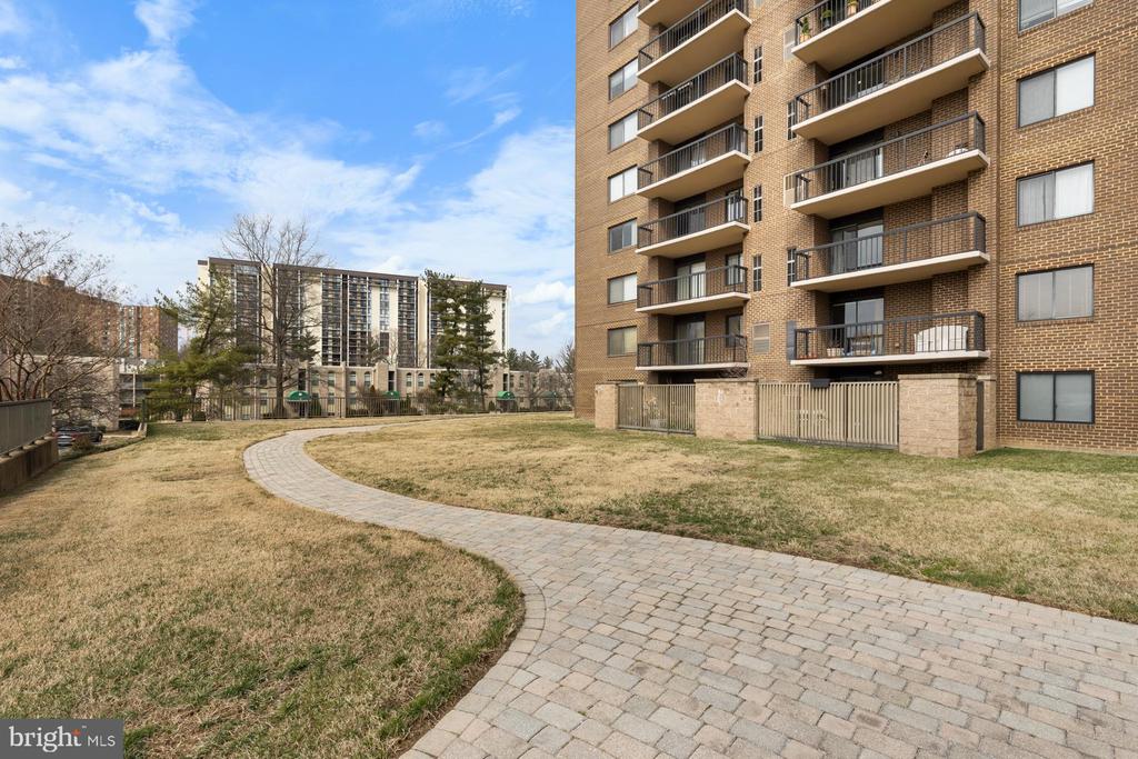 200 N Pickett St #702