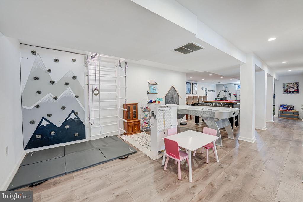 8008 James Russell Rd