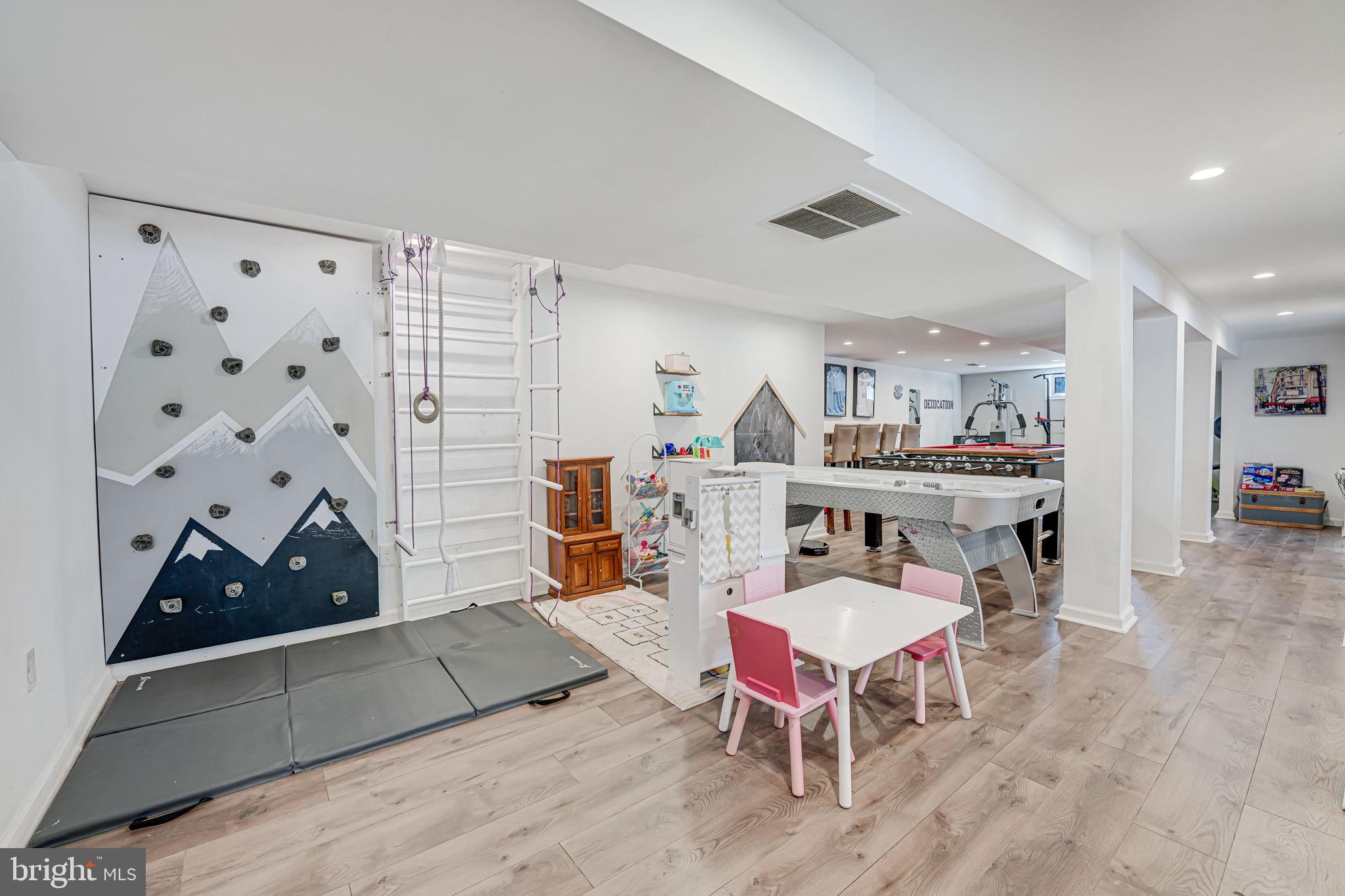 8008 James Russell Rd