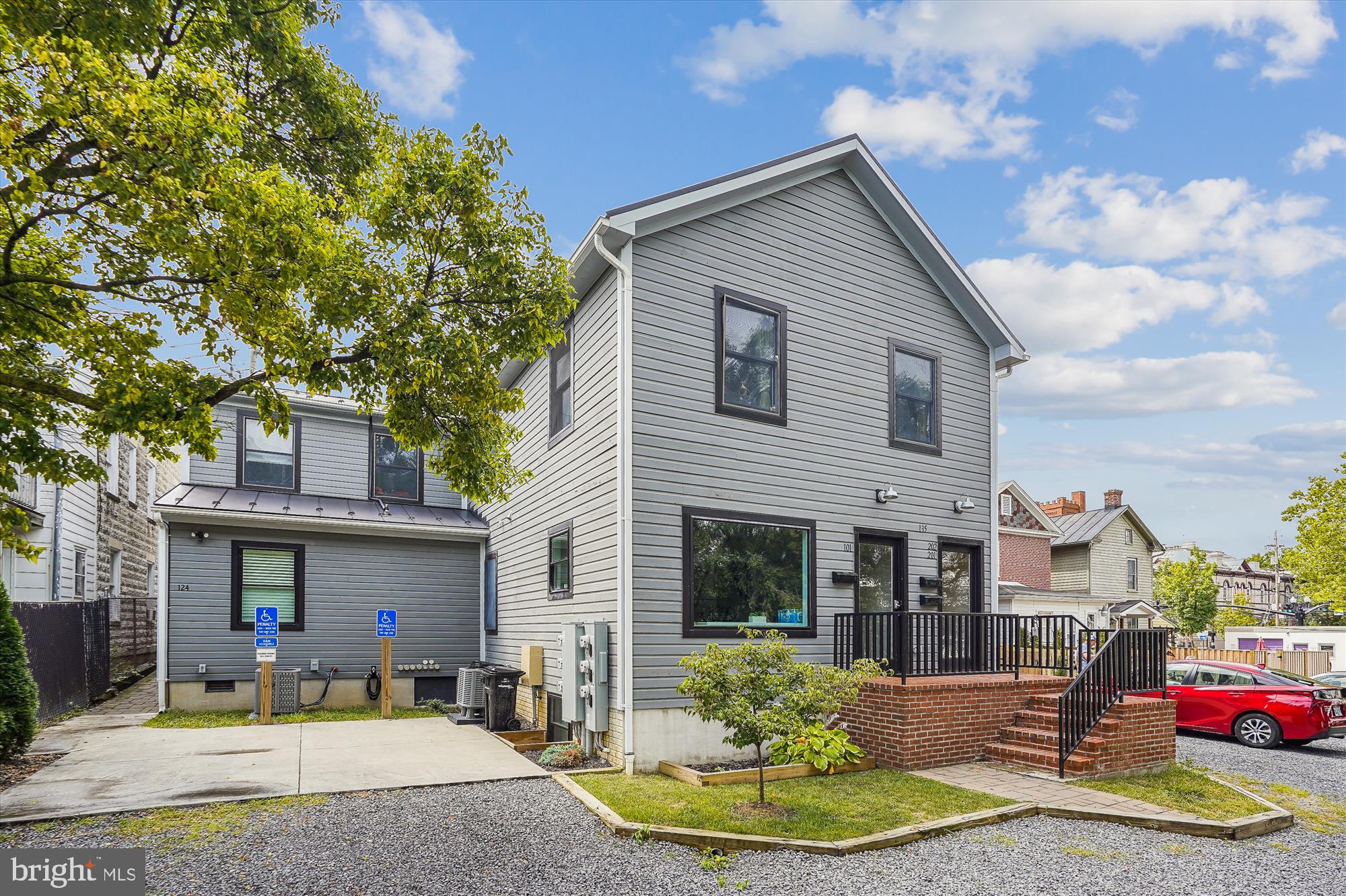 135 KENT STREET S Unit: 202