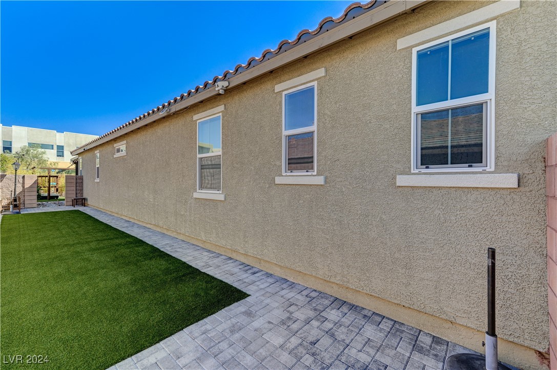 2774 Estrada Heights Street