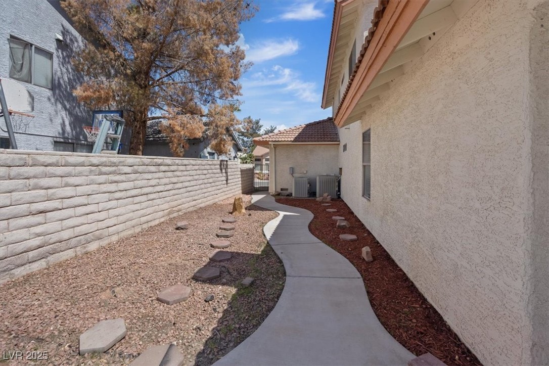 2505 Goldenmoon Street