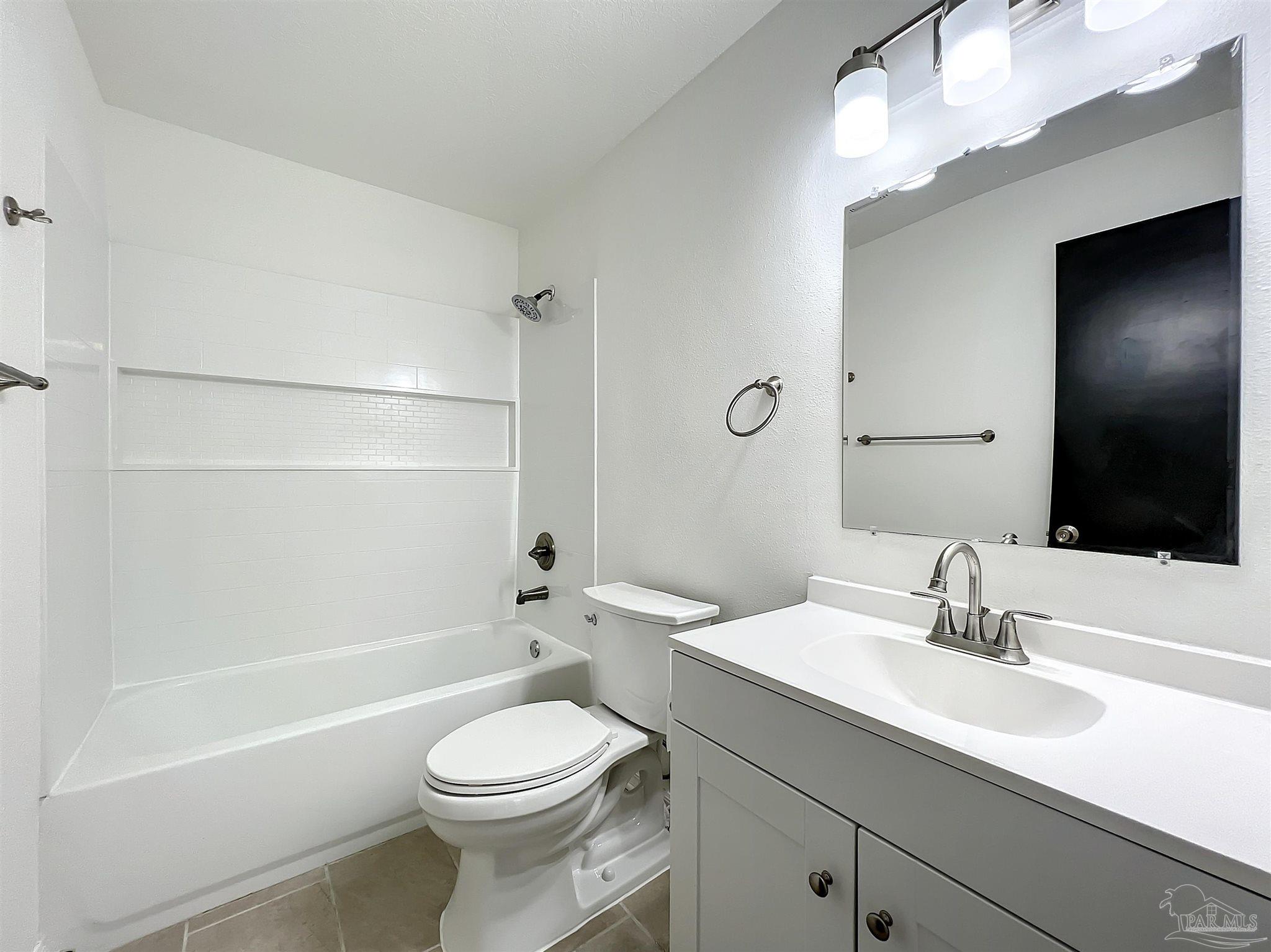 5034 W Washington St