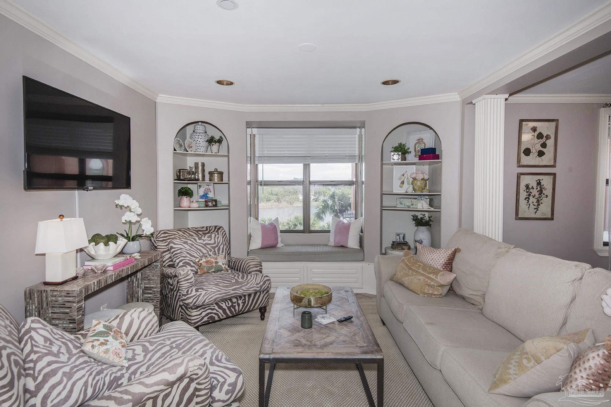 2007 E Gadsden St # 303