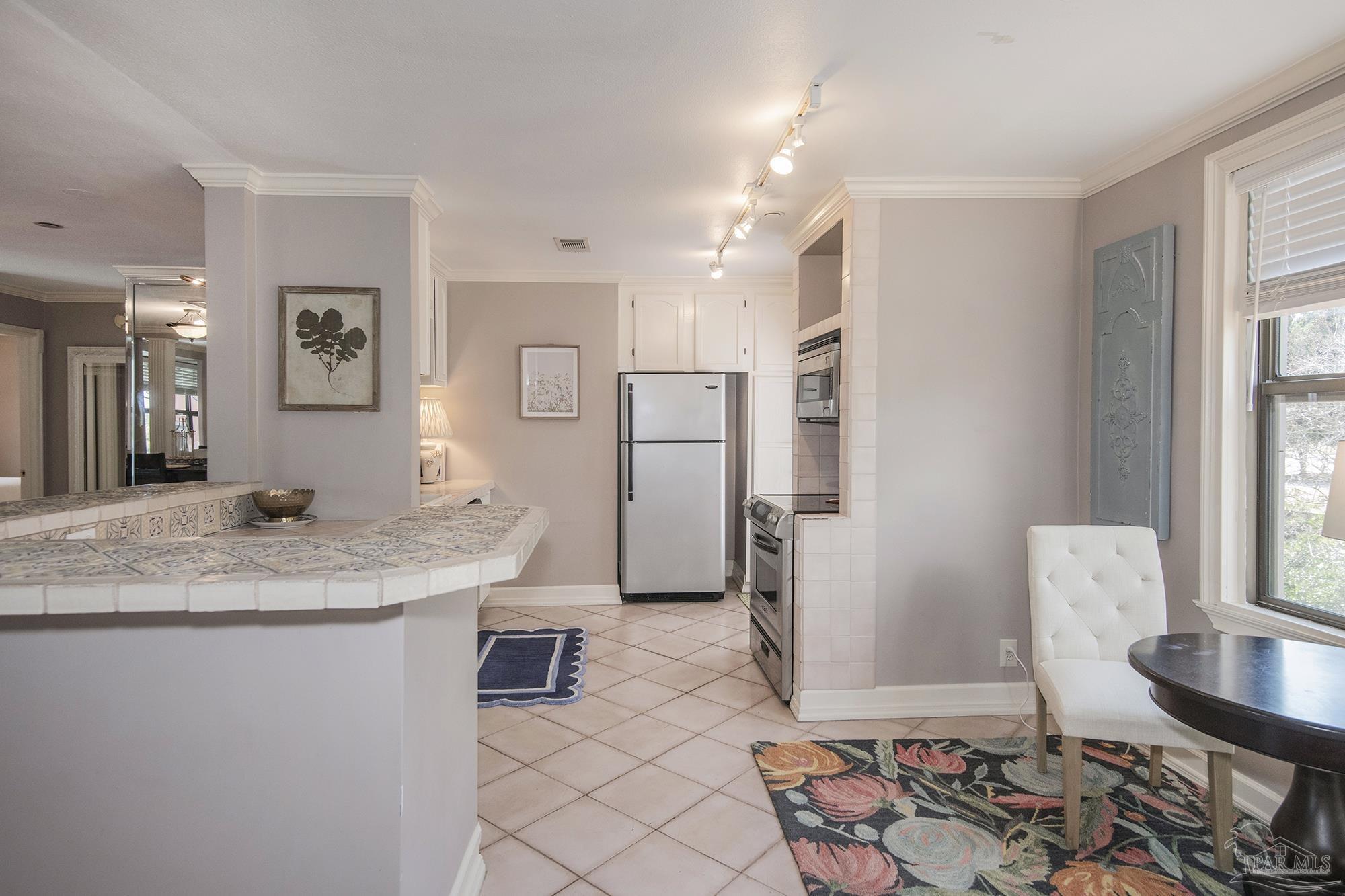 2007 E Gadsden St # 303