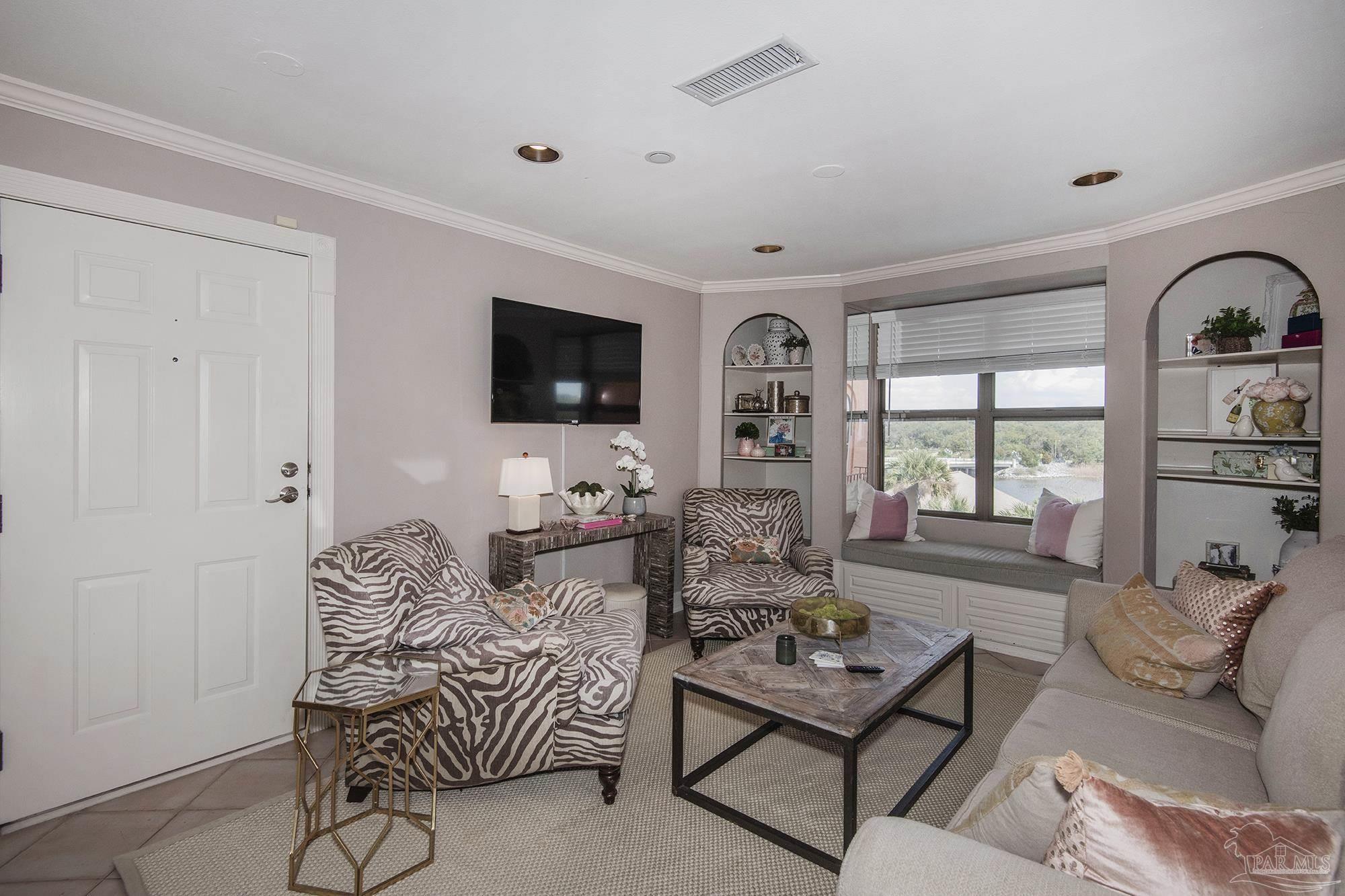 2007 E Gadsden St # 303