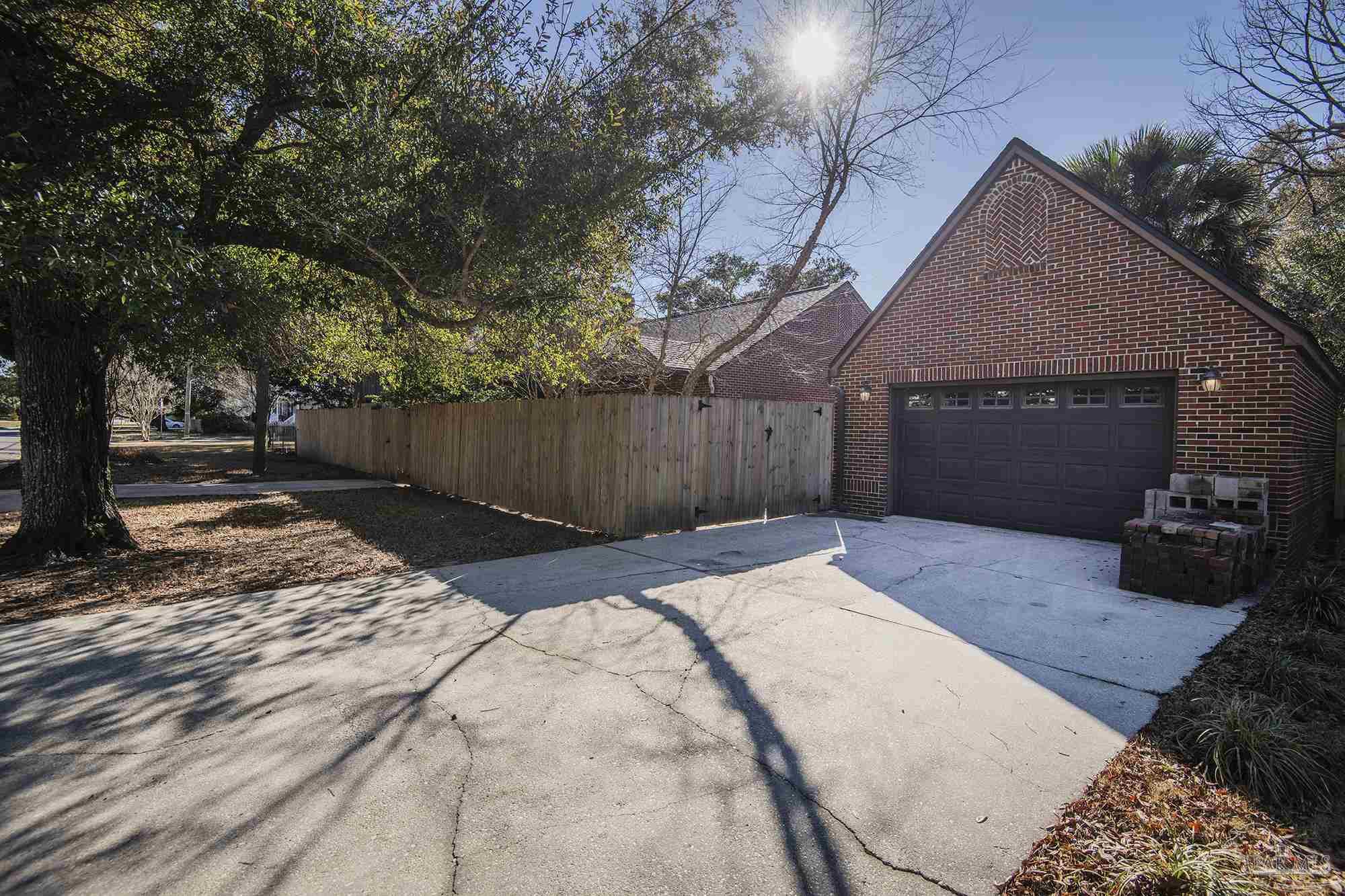 1524 E Moreno St