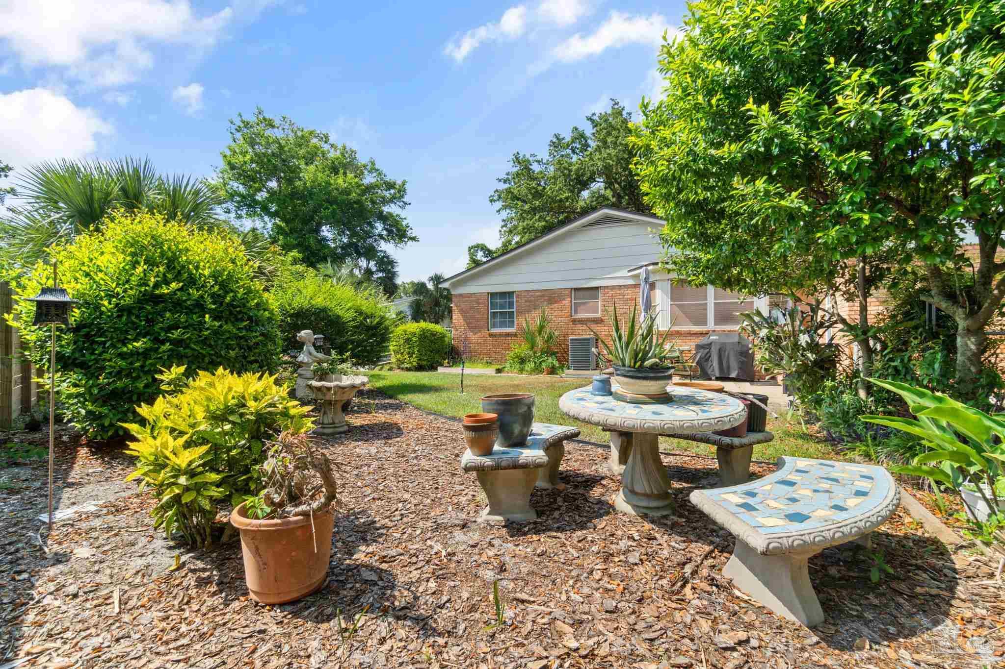 207 Pinetree Dr