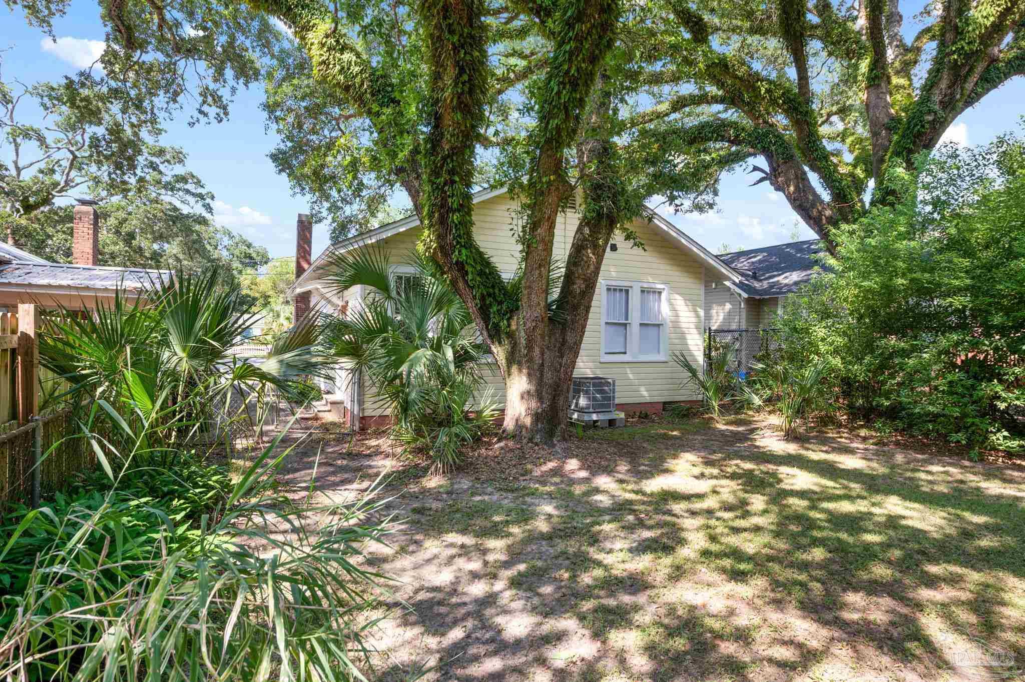 1009 E Lloyd St