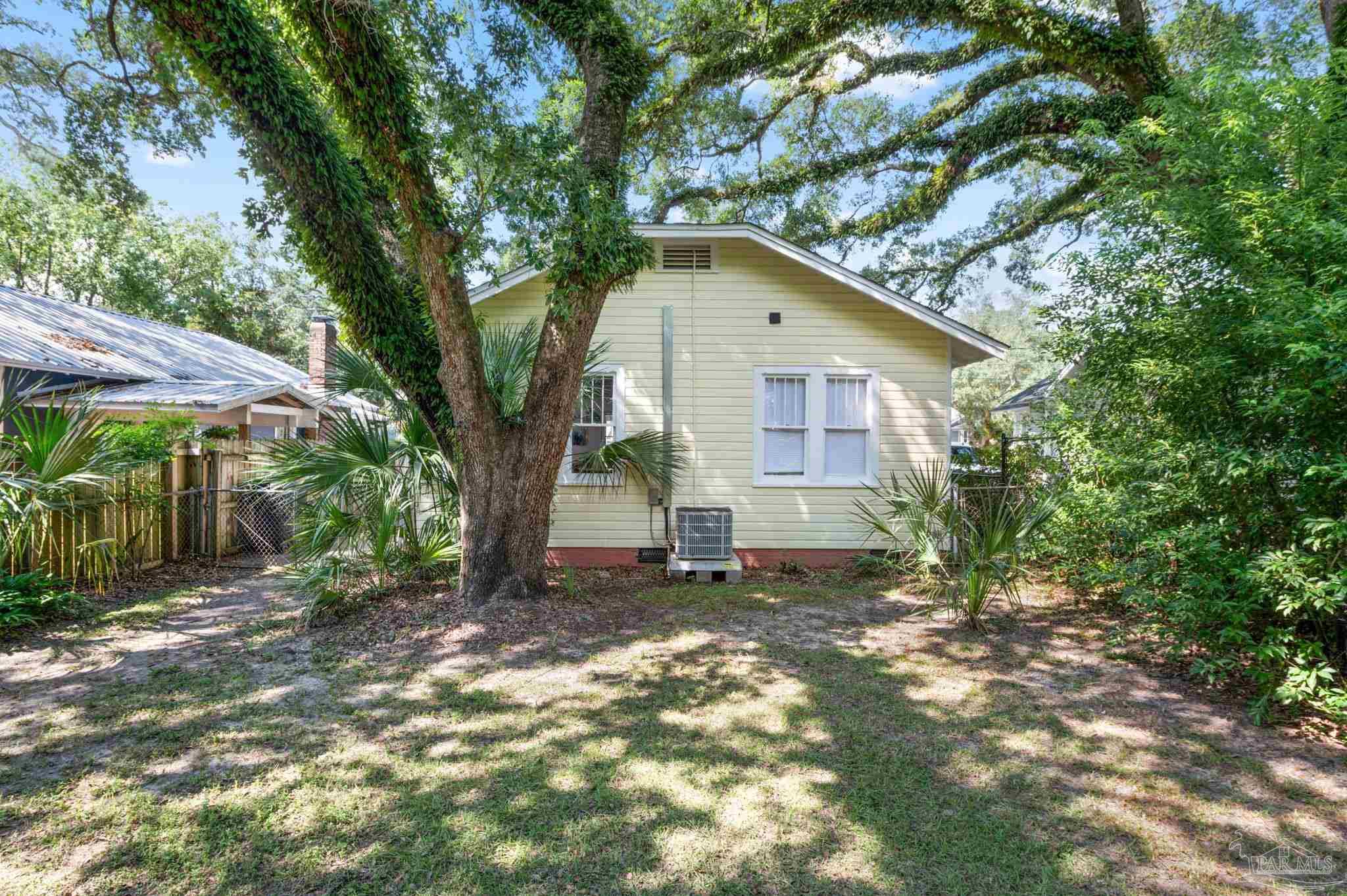 1009 E Lloyd St