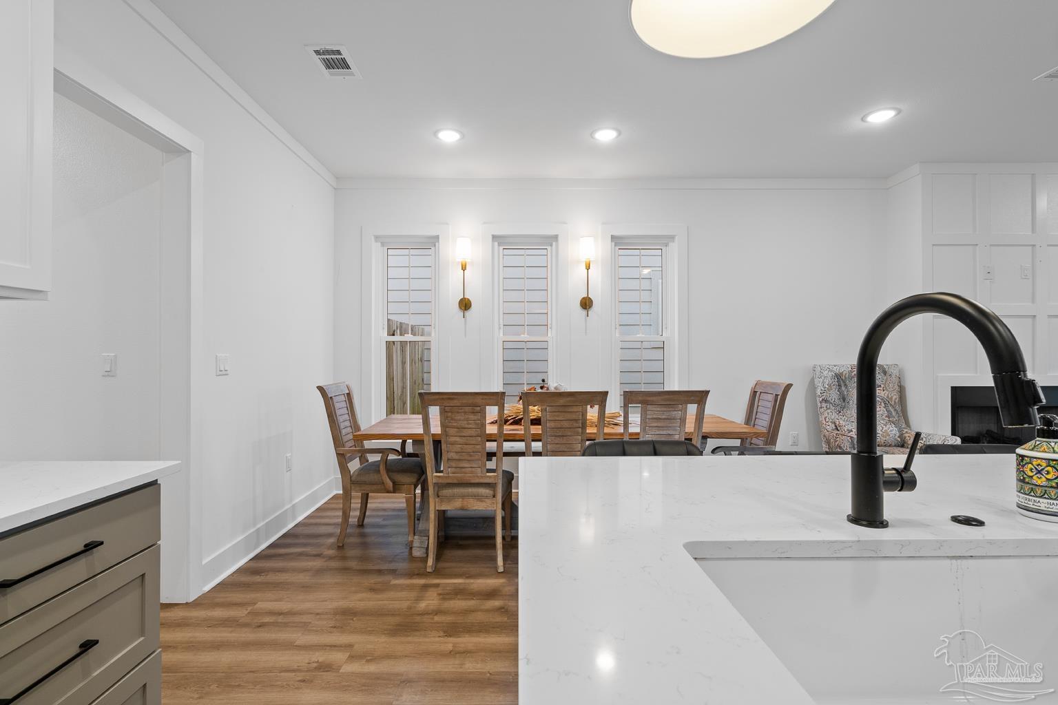 1209 W Gimble St