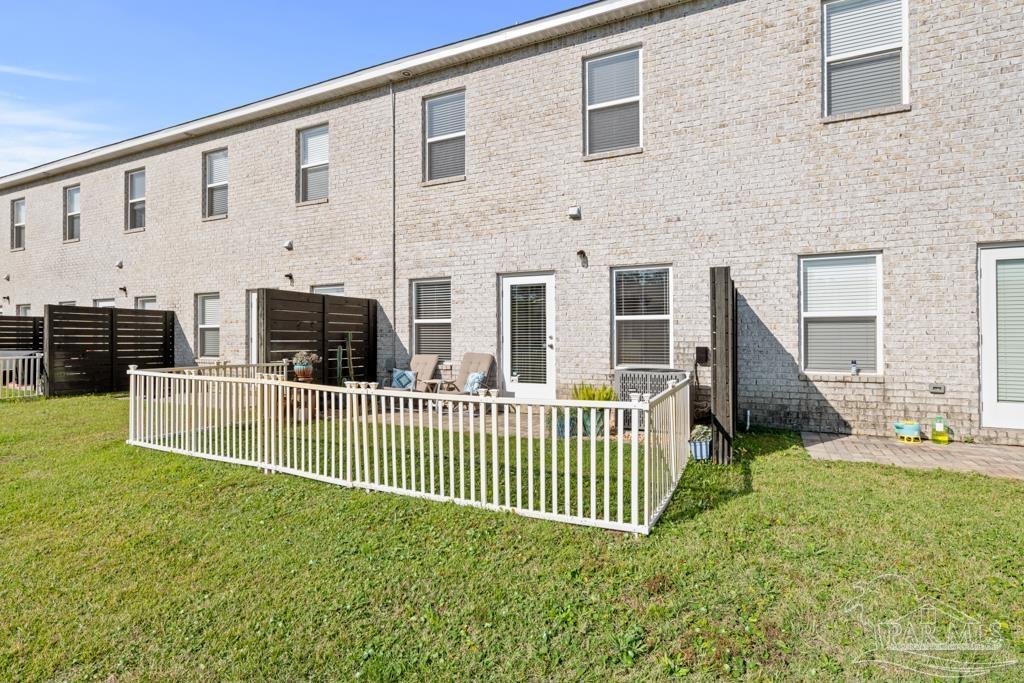 1808 Stable Ln