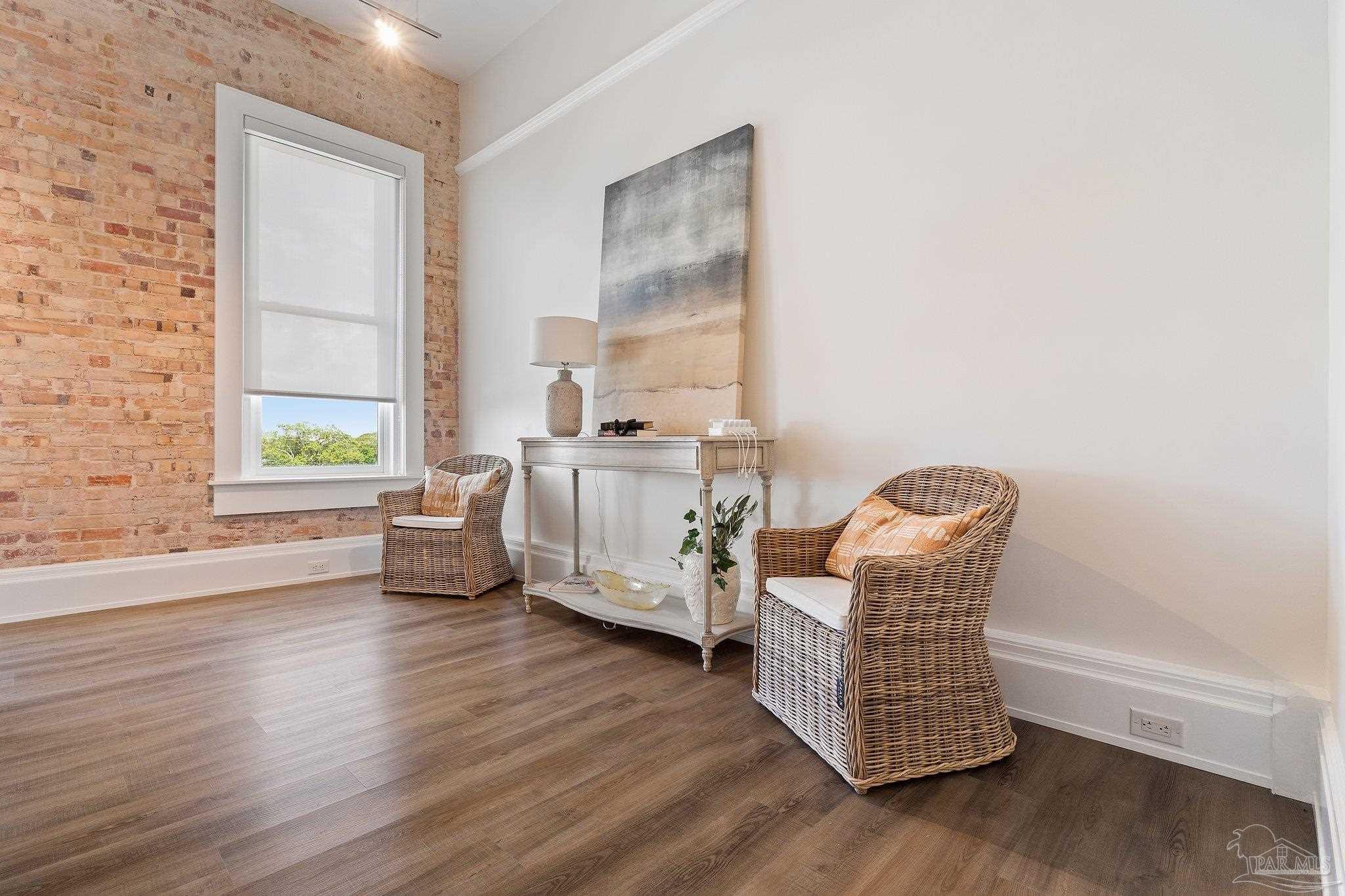 17 Palafox Pl # 305
