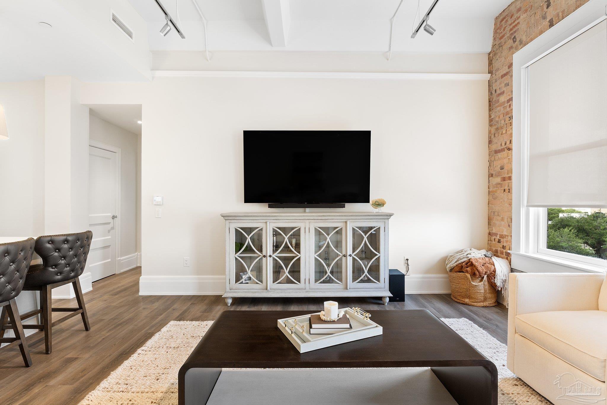 17 Palafox Pl # 305