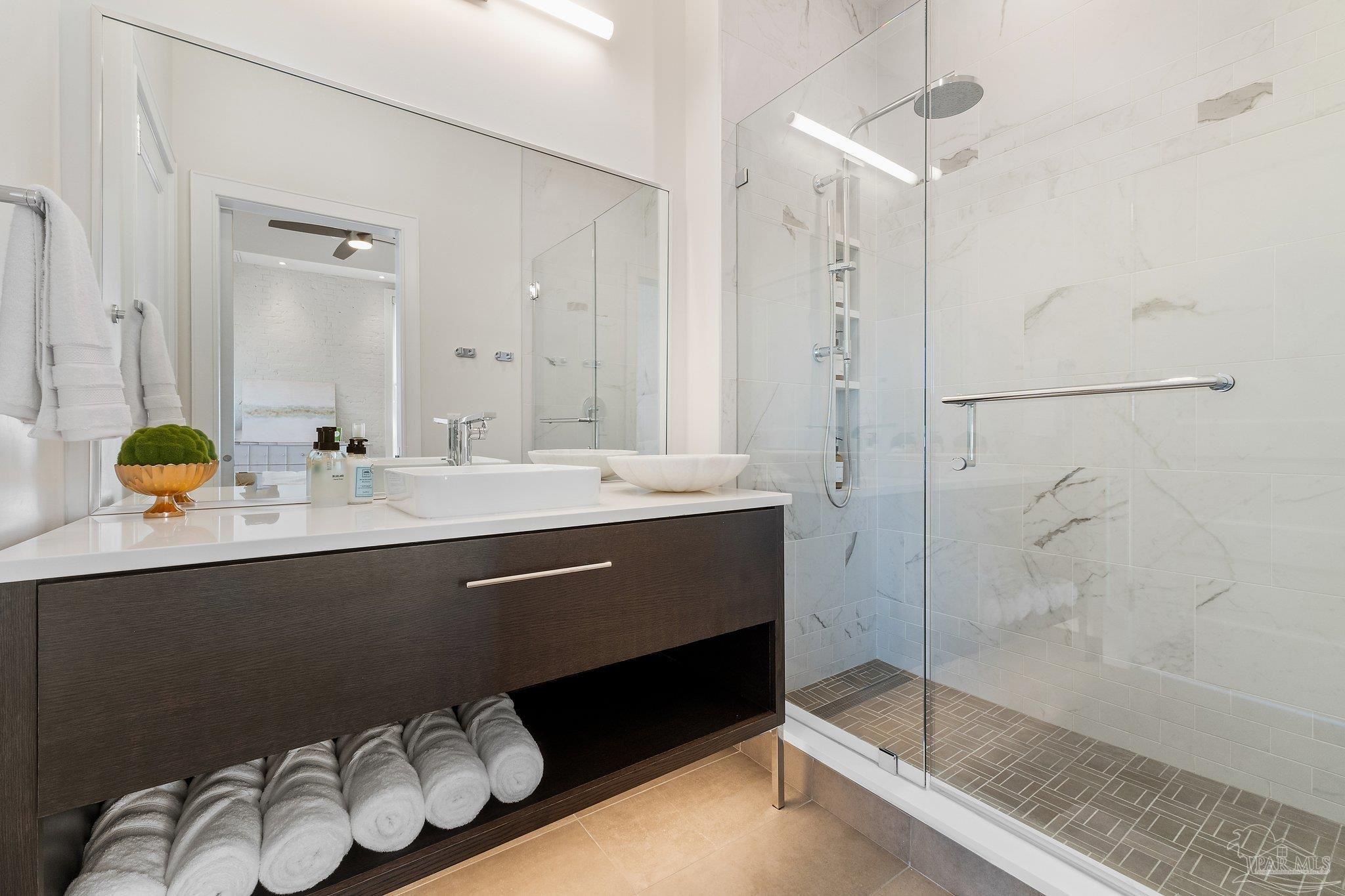 17 Palafox Pl # 305