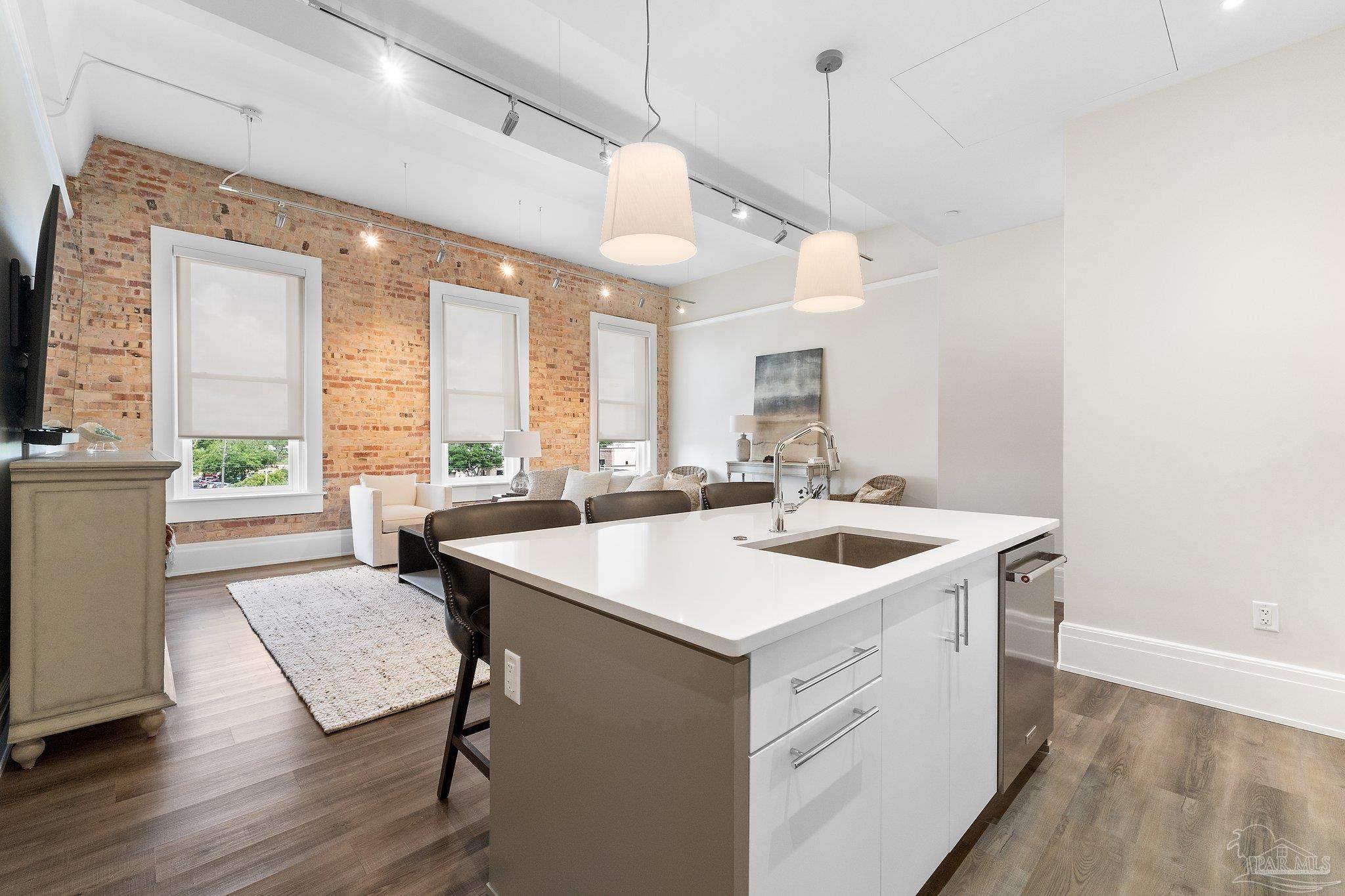 17 Palafox Pl # 305