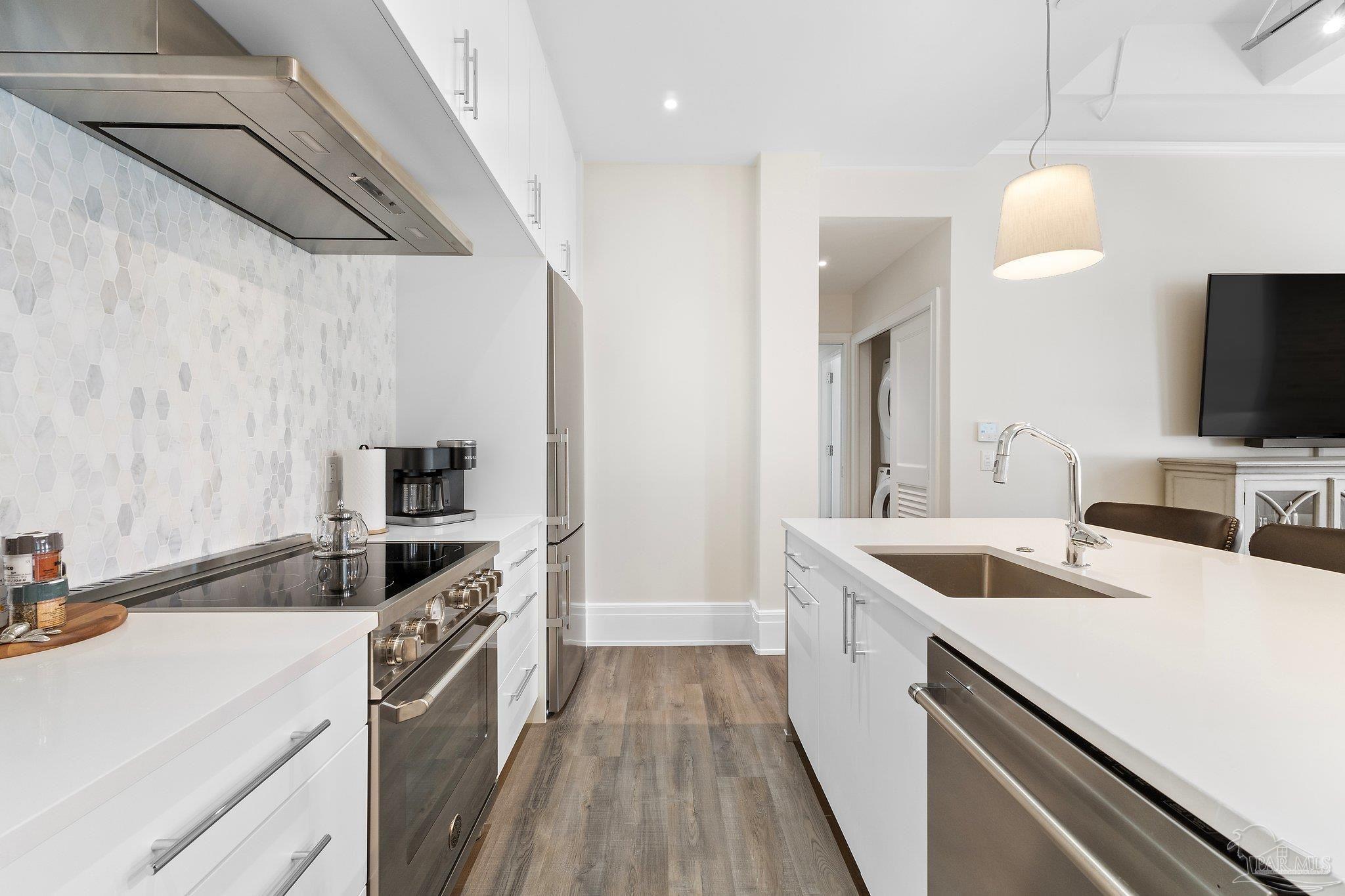 17 Palafox Pl # 305
