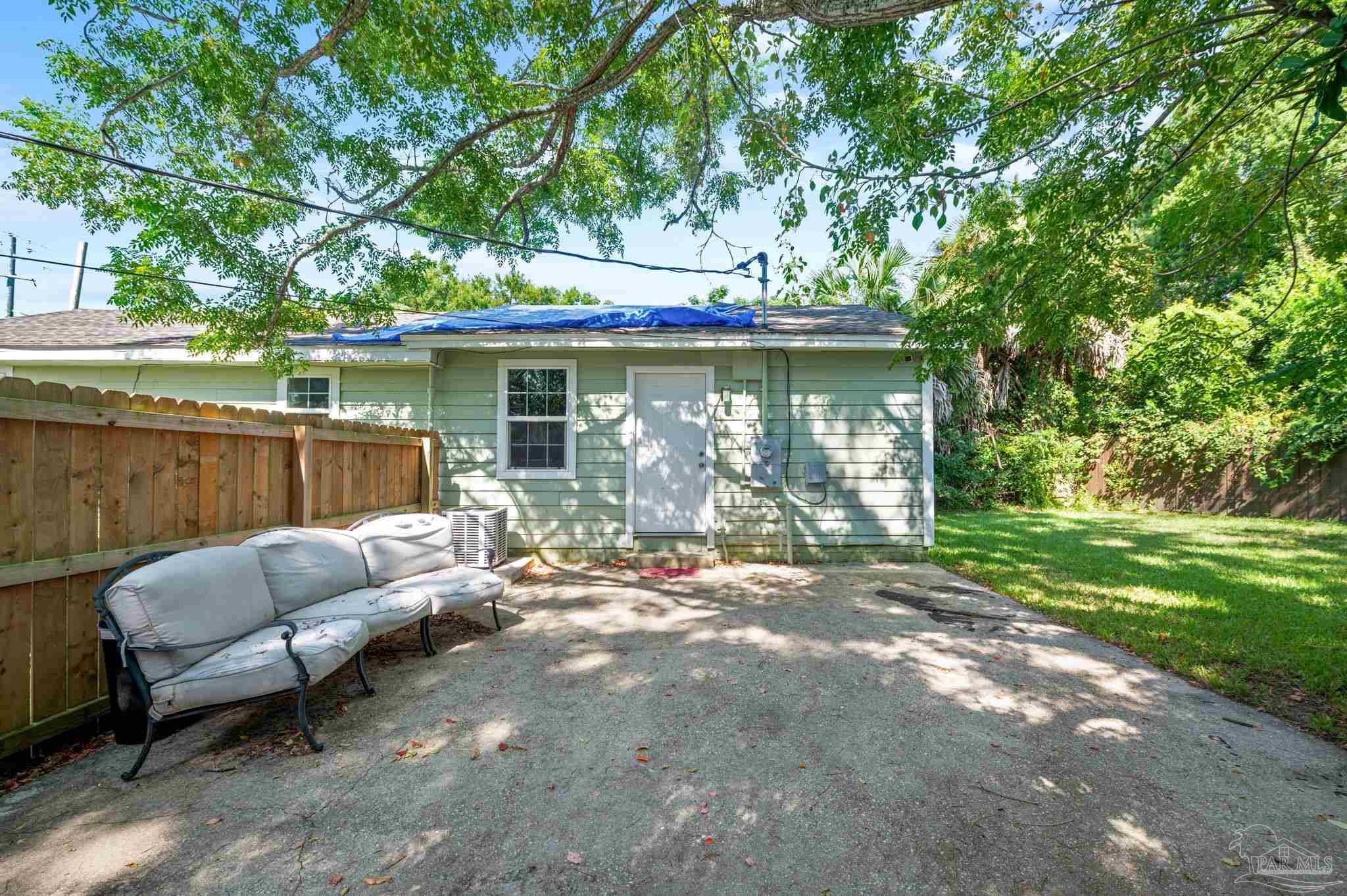 2002 W Gonzalez St