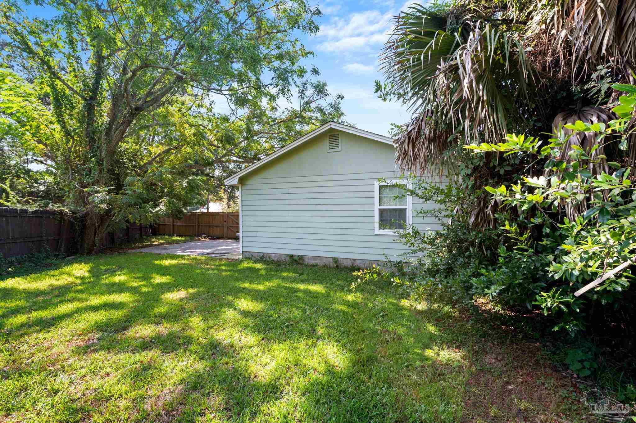 2002 W Gonzalez St