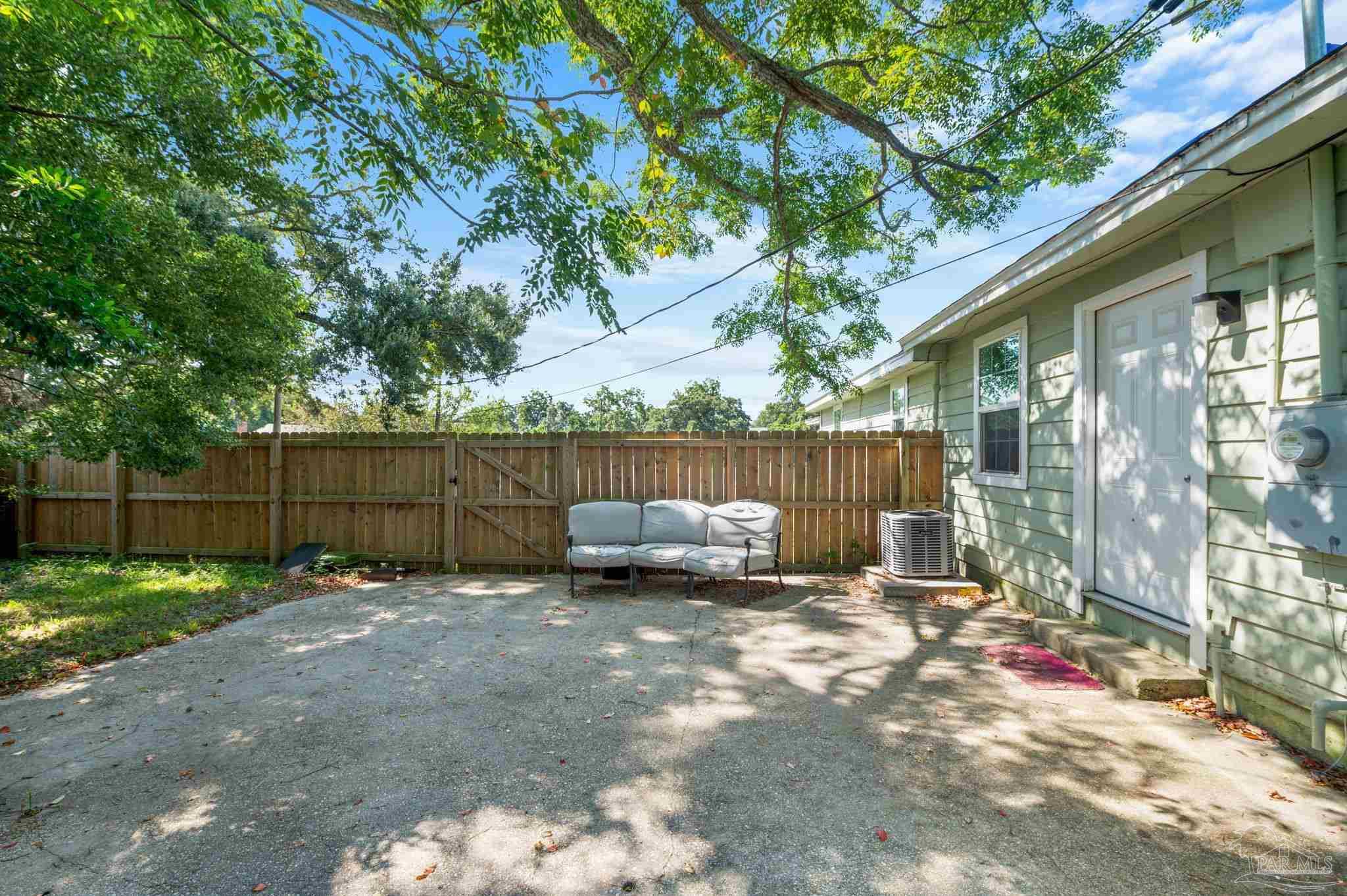 2002 W Gonzalez St