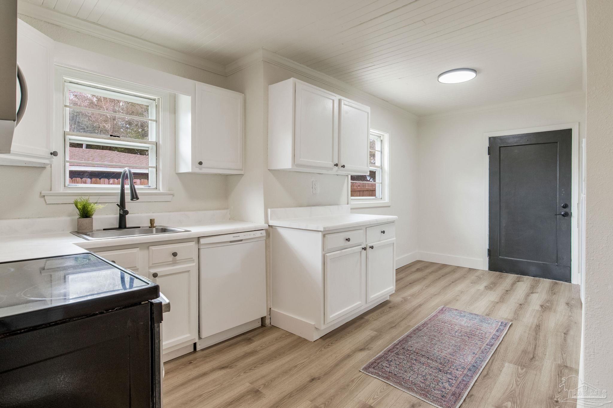 122 W Scott St