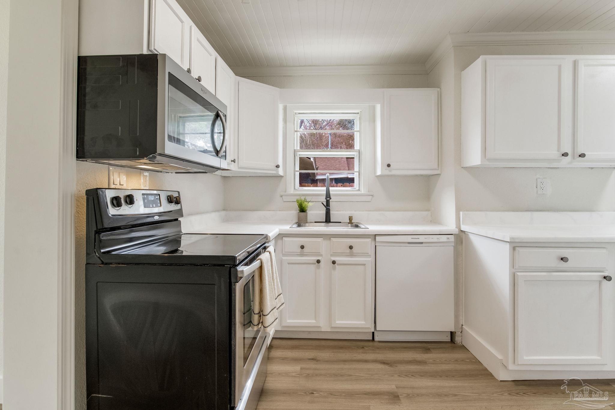 122 W Scott St