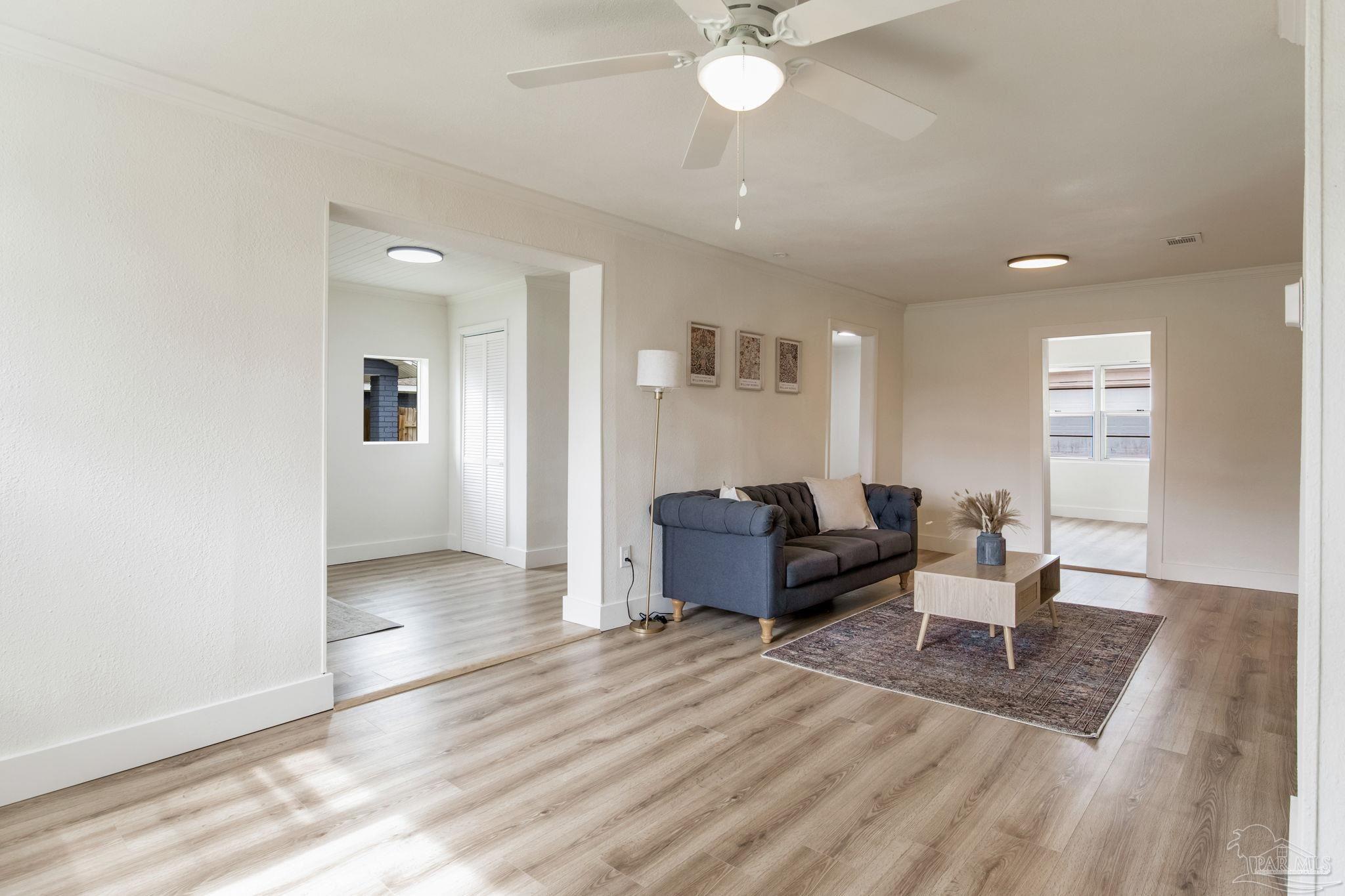 122 W Scott St