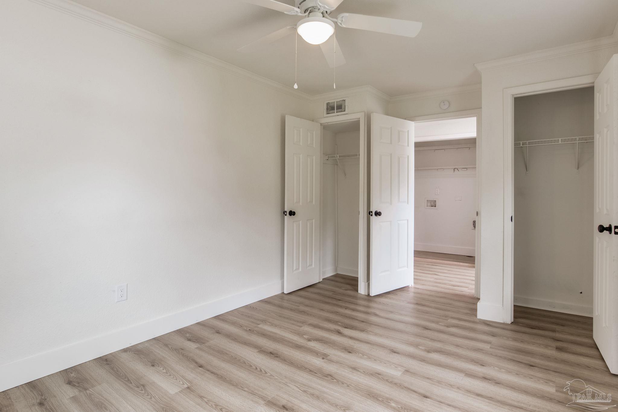 122 W Scott St