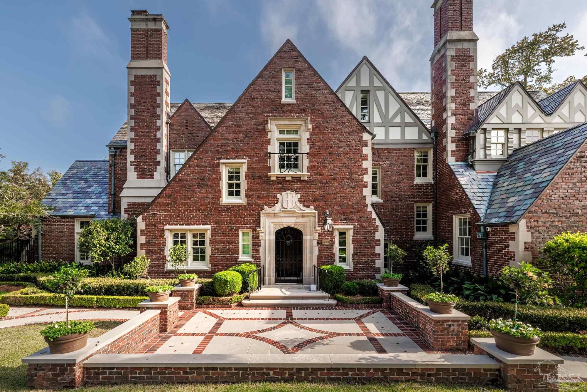 1911 + 1919 E La Rua St