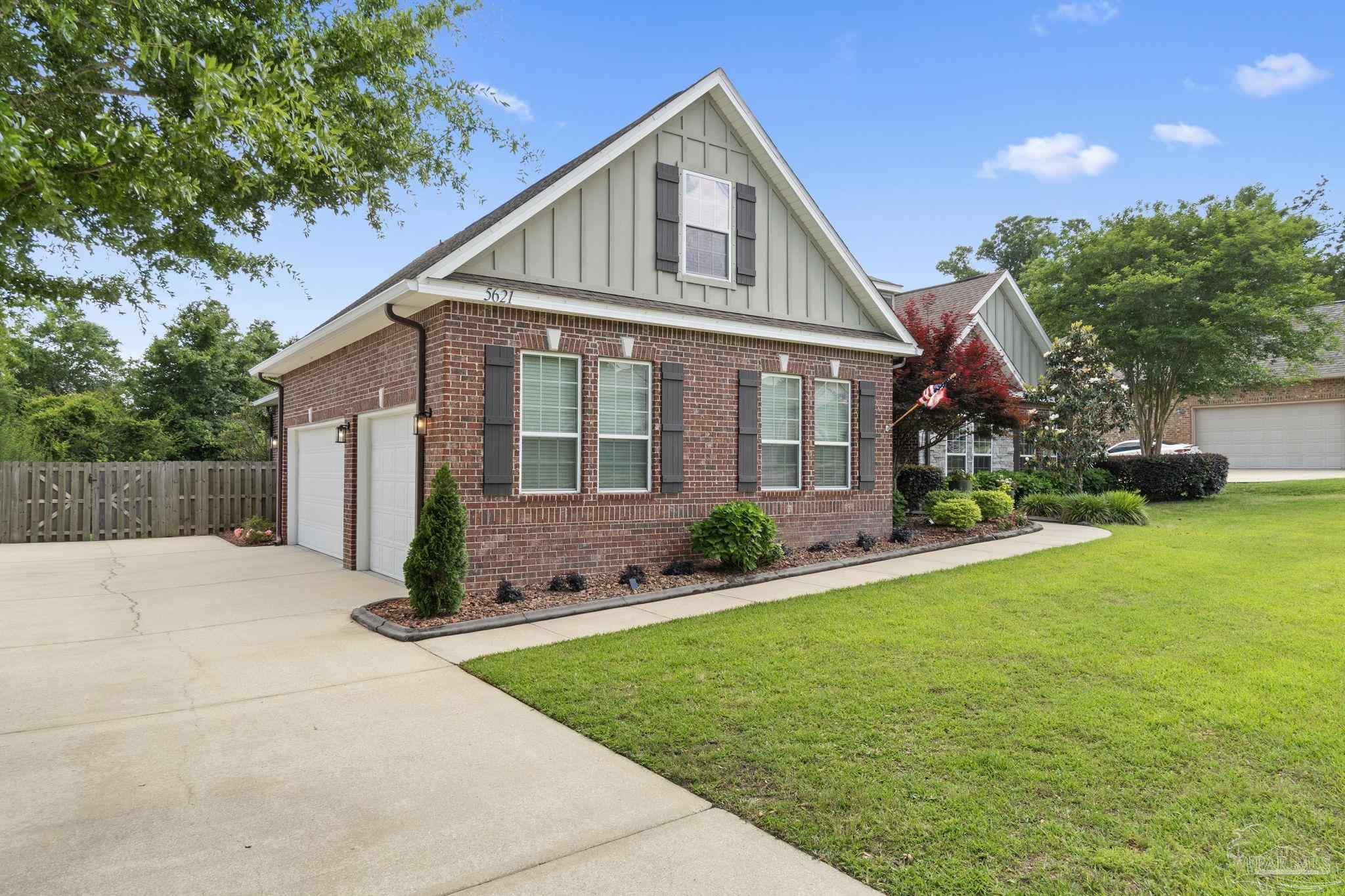 5621 Lobelia Ln