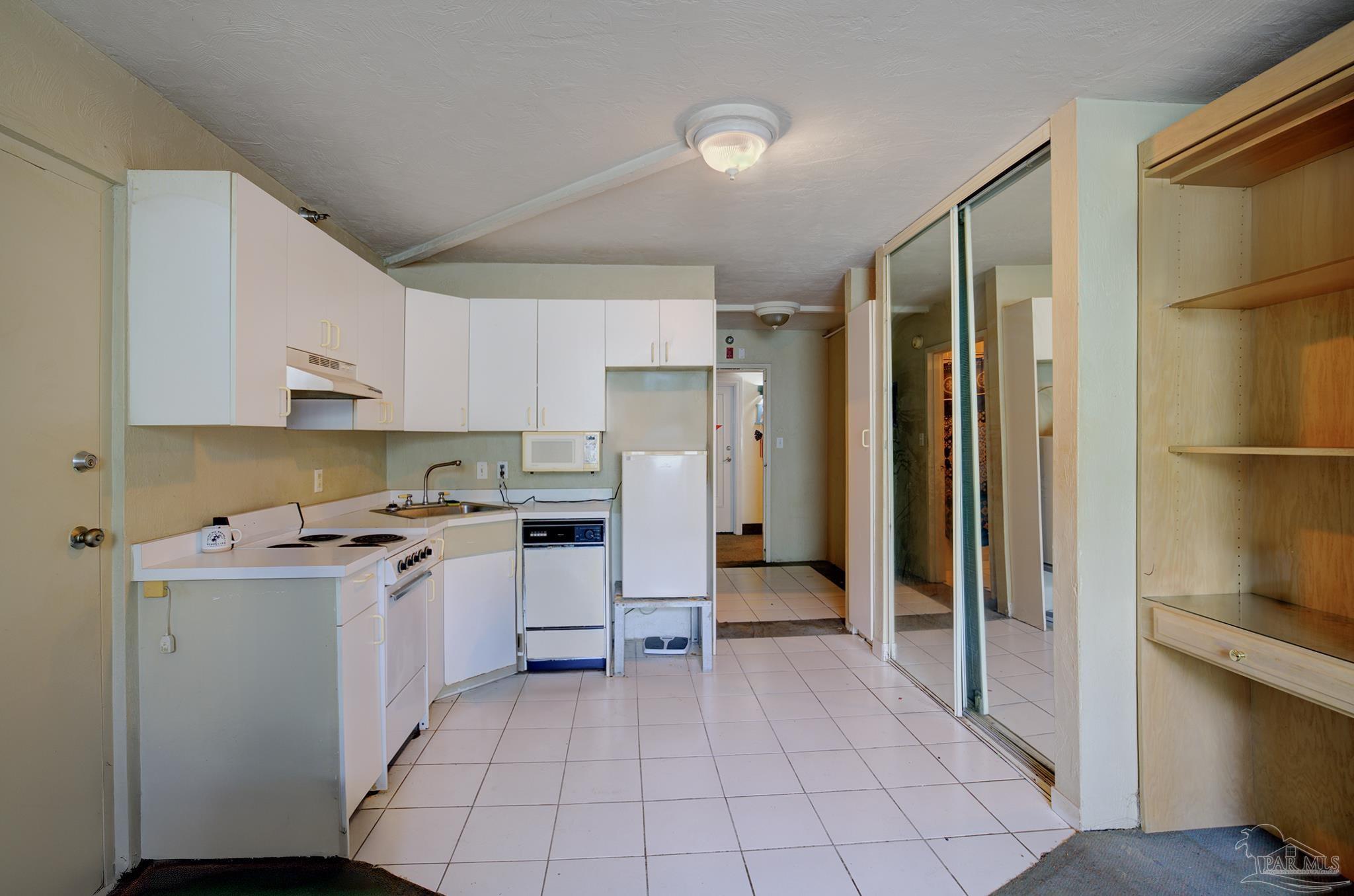224 E Garden St # 420