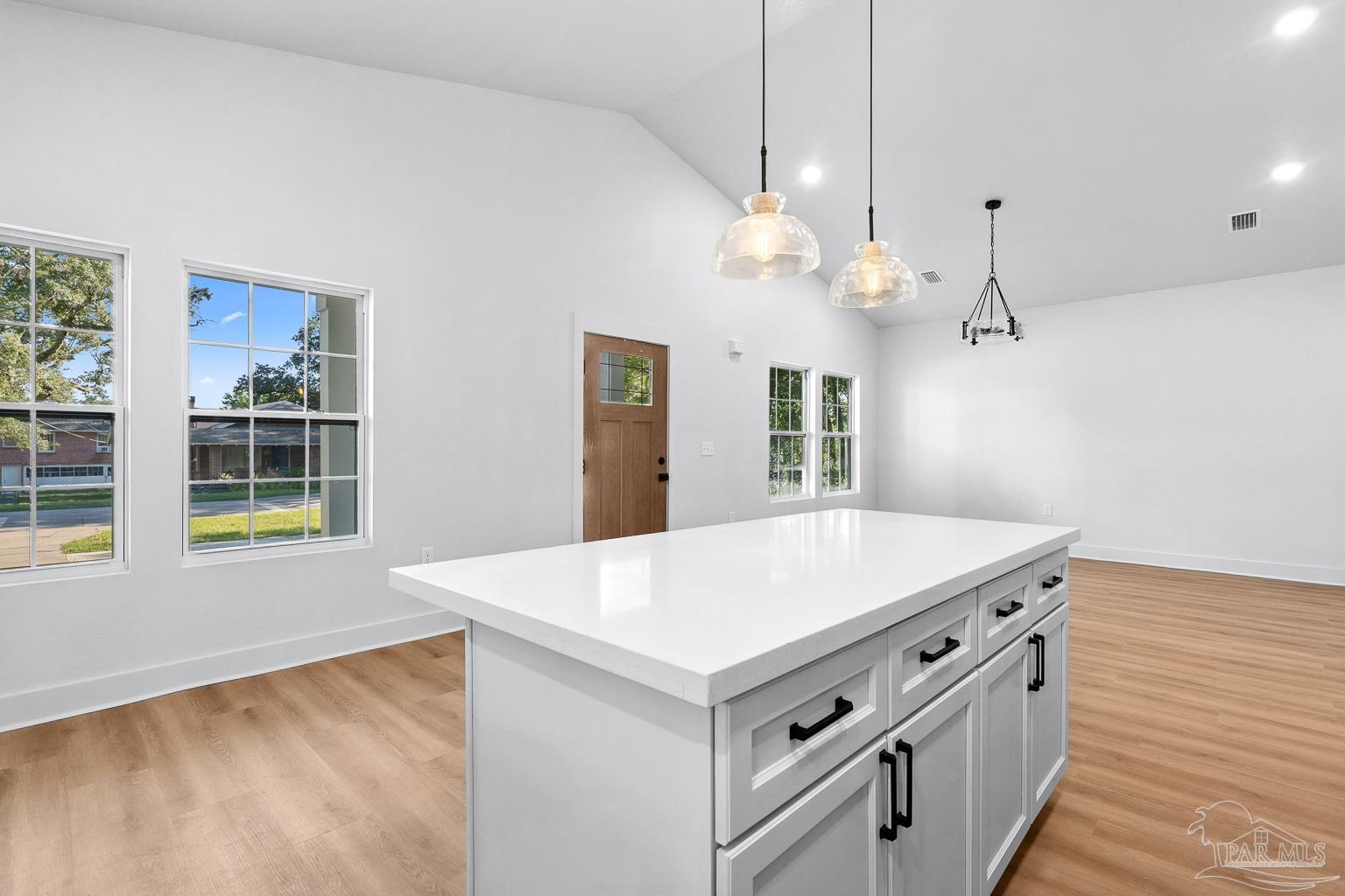 206 W Winthrop Ave