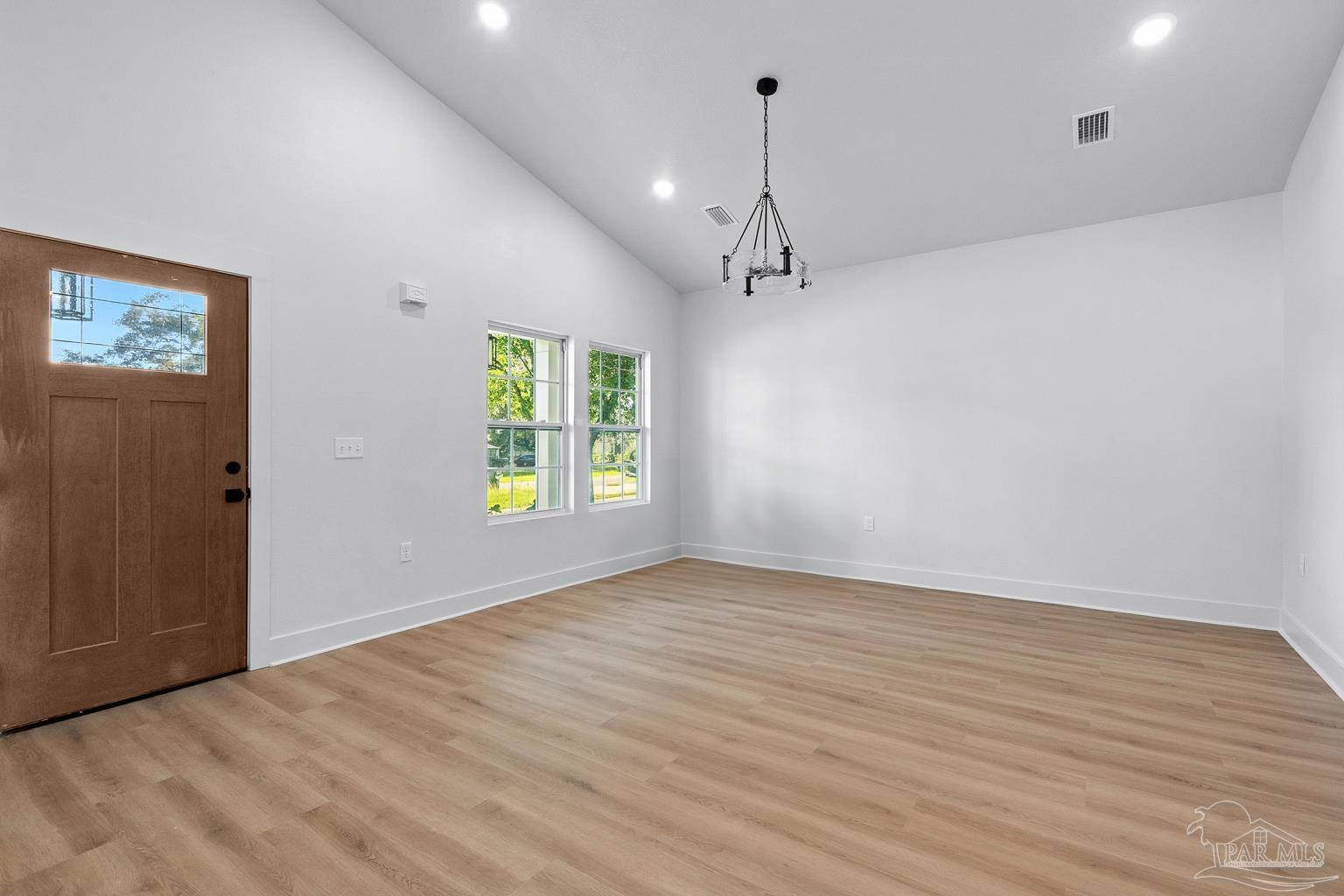 206 W Winthrop Ave