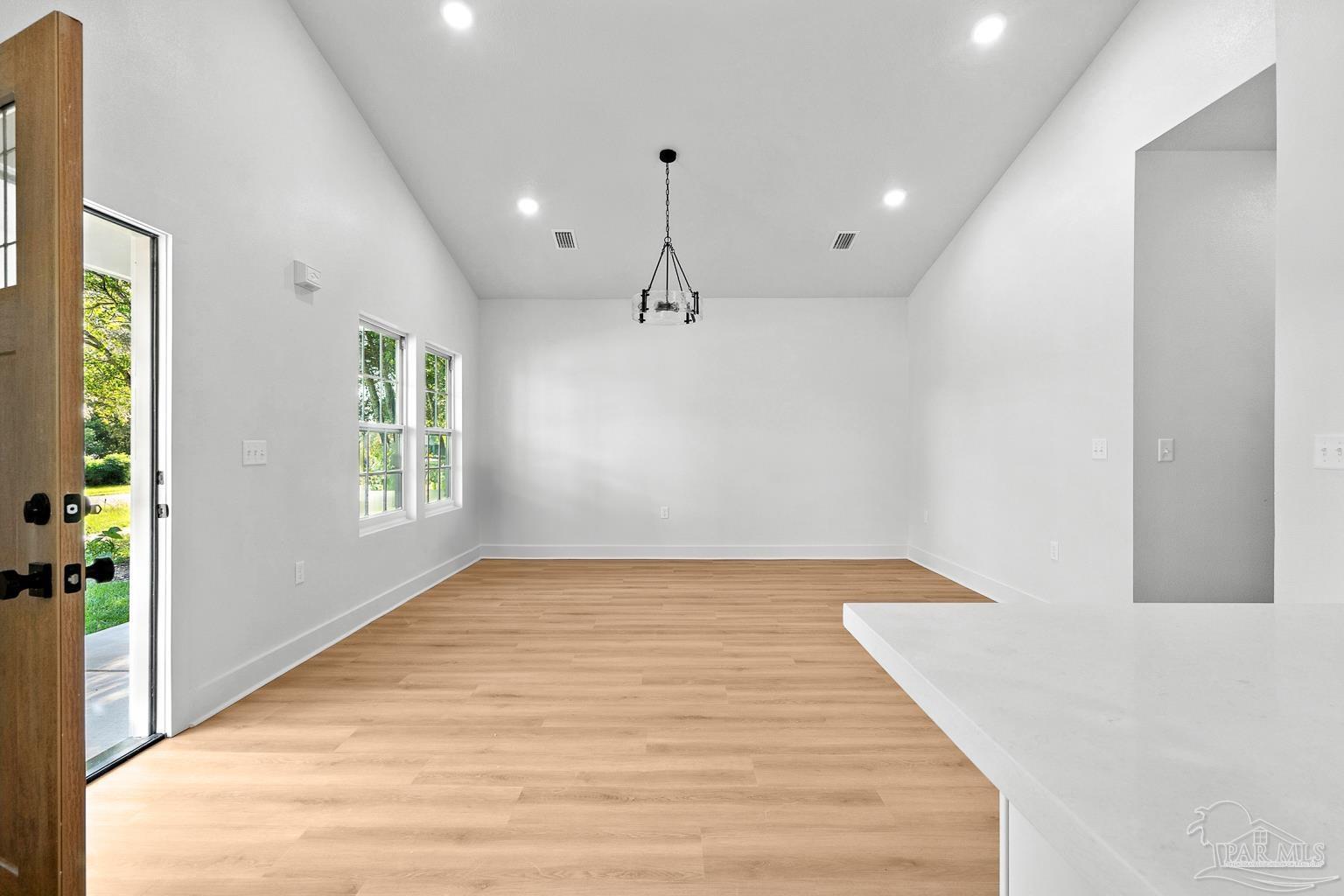 206 W Winthrop Ave