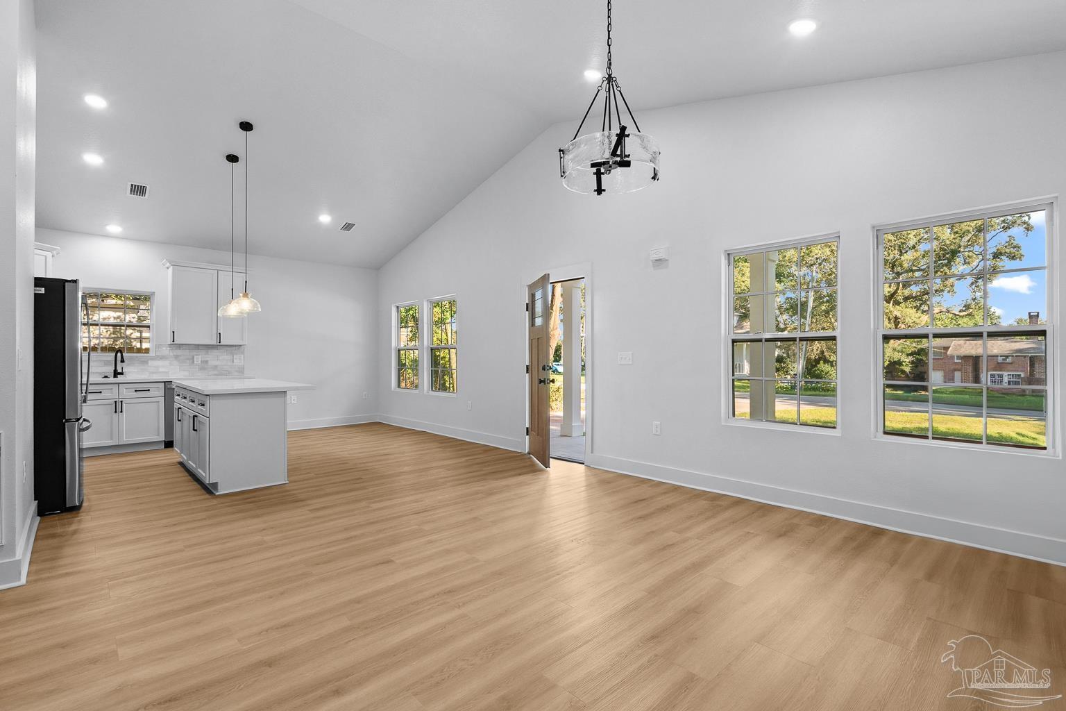 206 W Winthrop Ave