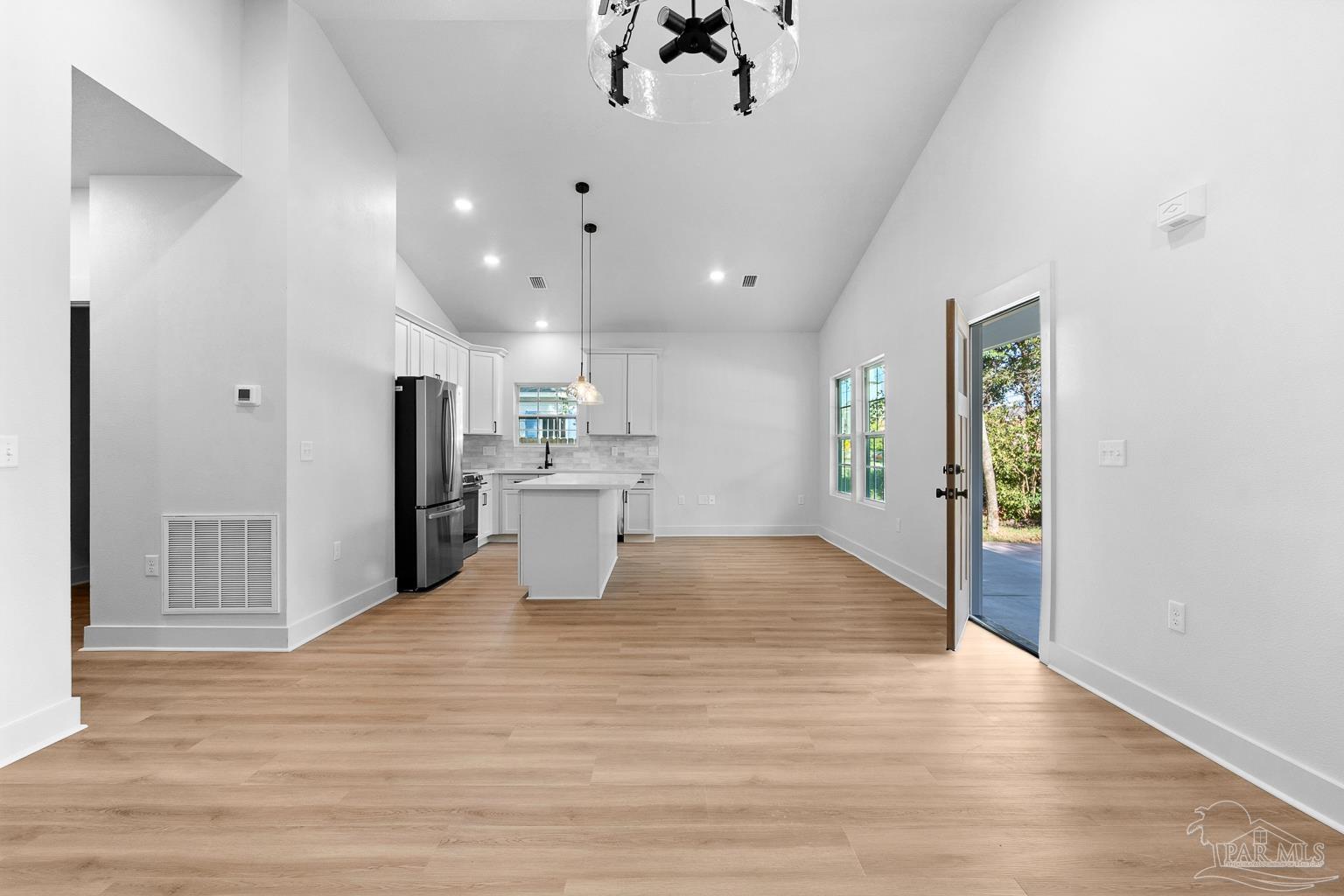 206 W Winthrop Ave